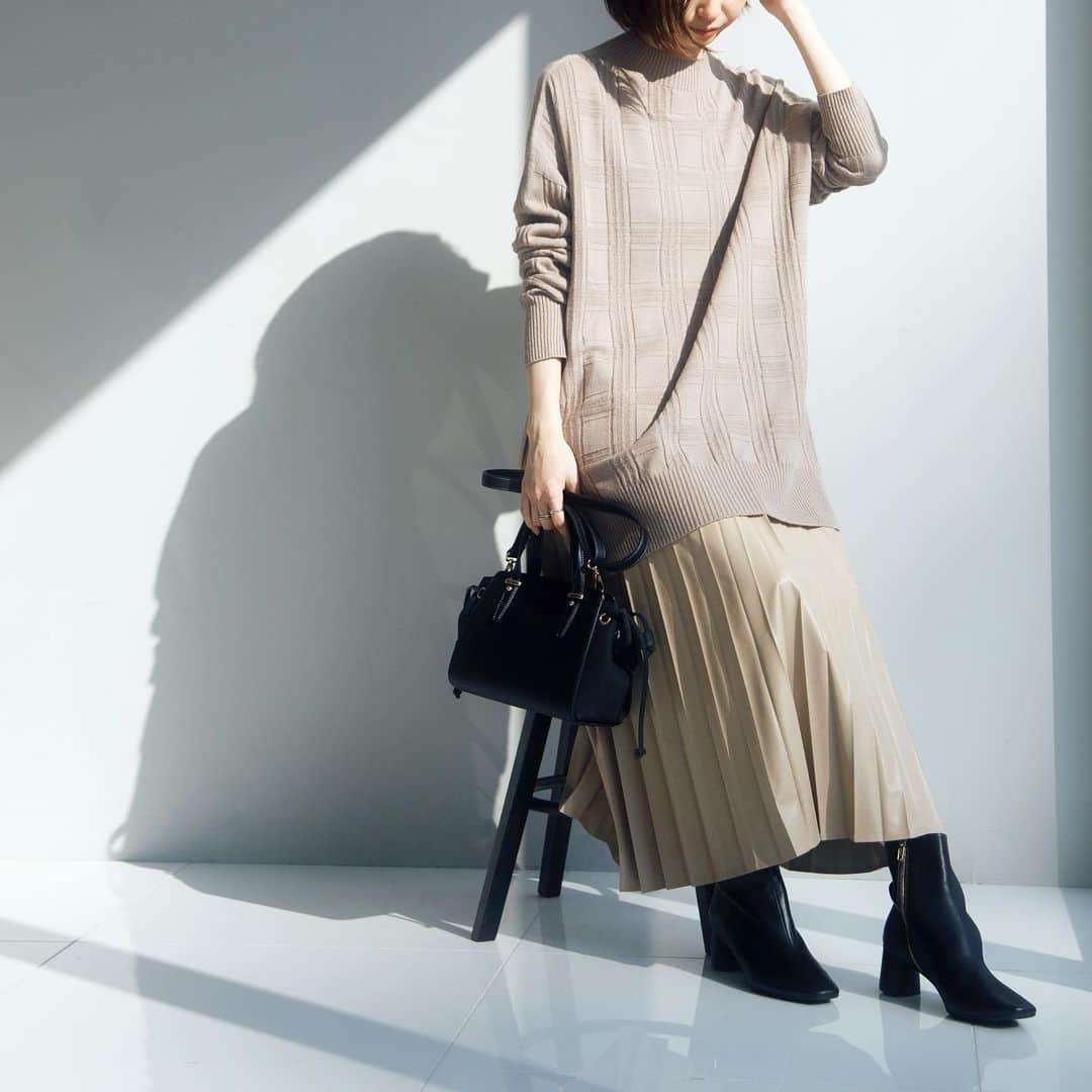 INDIVIのインスタグラム：「- knit  item -﻿ ﻿ ﻿ 編み地で表現したチェック柄が、お洒落なチュニック丈ニット。﻿ お尻までしっかり隠れる丈感なので体型カバーもしつつ、ロング×ロングのトレンド感あるスタイリングがつくれます。﻿ 054タバコブラウンと、093ネイビーカラーも新たに追加！﻿ ぜひチェックしてみてください☺︎﻿ ﻿ ﻿ ✴︎knit.¥17,050(税込)﻿ ✴︎no.127-19447﻿ ﻿ ✴︎skirt.¥12,650(税込)﻿ ✴︎no.127-79080﻿ ﻿ #INDIVI﻿ #インディヴィ」