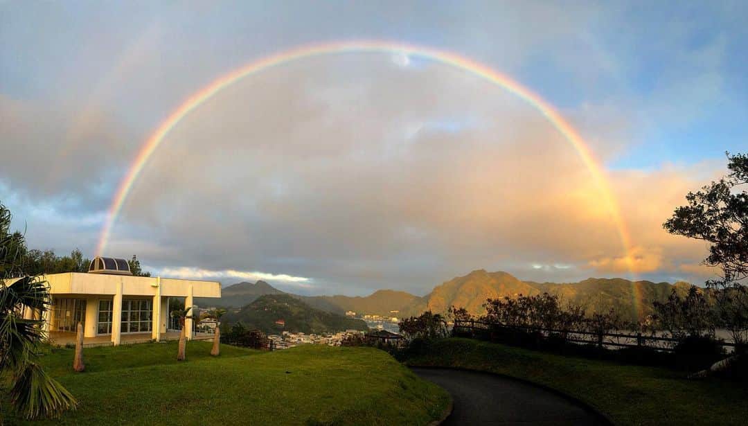小笠原村観光協会さんのインスタグラム写真 - (小笠原村観光協会Instagram)「停滞前線の影響で雨続きの小笠原ですが、今日は霧雨と太陽が入り混じった1日でした。 おがさわら丸も出航し、少しさみしくなった二見湾、1日の終わりの赤い空に2本の虹色の橋が架かっていました。 . #虹 #rainbow #雨上がりの空 #夕焼け #夕陽が綺麗 #小笠原 #小笠原諸島 #父島 #ogasawara #boninisland #南の島 #青い空と海 #島暮らし #islandlife #blueocean #世界自然遺産 #世界遺産 #worldheritage #旅が好き #lovetravel #離島 #離島暮らし #tokyo #japan #ig_japan #旅行好きな人と繋がりたい #ダレカニミセタイケシキ」12月8日 17時33分 - village_ogasawara