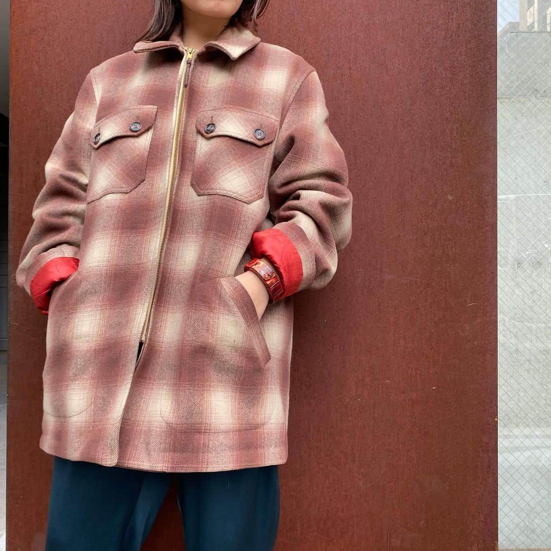 NUTTY Vintage&Collectibleのインスタグラム：「📻 NEW ARRIVAL 📻  ☑︎vtg men's  jacket & coat ㅤㅤㅤㅤㅤㅤㅤㅤㅤㅤㅤㅤㅤ ㅤㅤㅤㅤㅤㅤㅤㅤㅤㅤㅤㅤㅤ Men's lover のみなさまお待たせいたしました🪡 ジャケットやコートなどのアウター類が たっぷり店頭に並びました🧥 ㅤㅤㅤㅤㅤㅤㅤㅤㅤㅤㅤㅤㅤ ベーシックなアイテムから個性の効いたものまで、サイズ感も幅広くご用意しています＊ ㅤㅤㅤㅤㅤㅤㅤㅤㅤㅤㅤㅤㅤ レディースの方もメンズコーナーチェック必須になってきました。ご来店の際はぜひぜひ羽織ってみてください👞 ㅤㅤㅤㅤㅤㅤㅤㅤㅤㅤㅤㅤㅤ ㅤㅤㅤㅤㅤㅤㅤㅤㅤㅤㅤㅤㅤ 年末年始は新着アイテムを続々と入荷いたします どうぞお楽しみに…＊  💌DMよりお問い合わせ/通販承っております💌  ------------------------------------ 🛍NUTTY通販について🛍 ------------------------------------- ＜ONLINE STORE＞ VINTAGE▶︎http://nutty.theshop.jp/ USED SELECT▶︎https://nuttyselect.official.ec/ （プロフィールページURLよりjump🕊） ㅤㅤㅤㅤㅤㅤㅤㅤㅤㅤㅤㅤㅤ ＜VIDEO CHAT SHOPPING＞ テレビ電話をお繋ぎして、リアルタイムでご案内いたします。詳細は過去の投稿をご覧ください。」