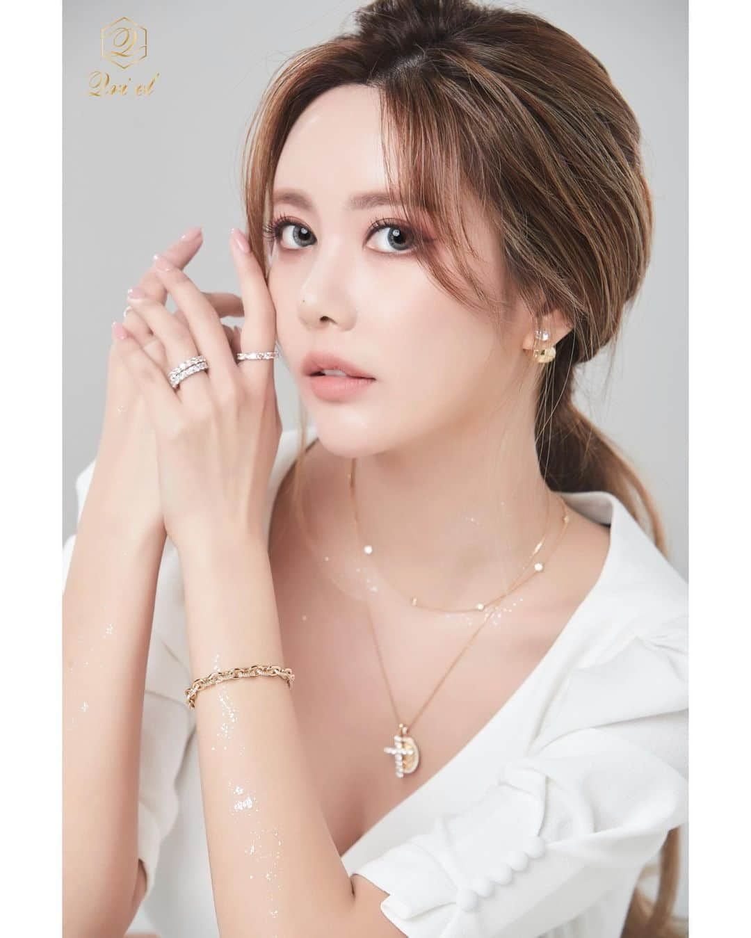 キュリ さんのインスタグラム写真 - (キュリ Instagram)「Stacking our favorites✨💙  jewerly design by. @qtfreet #큐리  . . •pure-peace / E •Hip-chain / B •Antiq-Grace / N •Snow-White / Ring •Snow-Gold / Ring •Snow-Fashion Champagne / Ring  ✨@qriel_official #큐리엘」12月8日 17時36分 - qtfreet