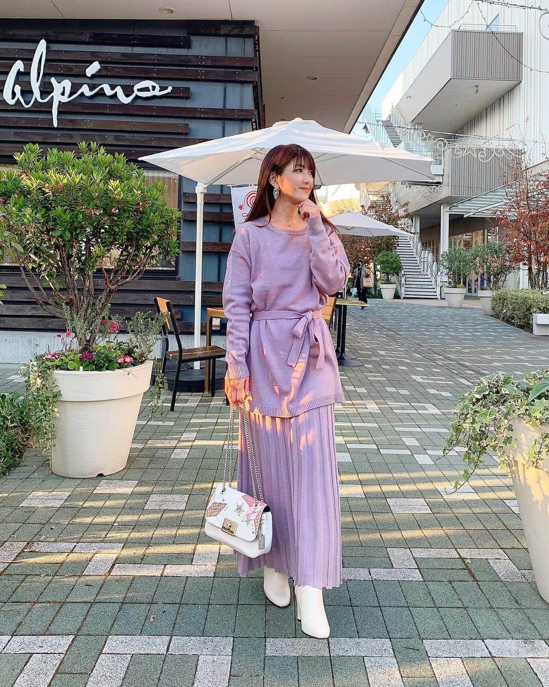のインスタグラム：「💜💜💜  昨日は大宮に行く途中 新都心に寄り道 ちょっとだけXmasツリーを見たよ🎄  🅲🅾🅾🆁🅳🅸🅽🅰🆃🅴  コーデは全身 @grl_official  ニットアップとロングブーツ 両方合わせても￥5,000程で このクオリティにビックリ😍 ブーツは歩きやすくて これまたビックリ❣️ 他にもいくつかGETしたから 着るの楽しみ✨✨  ニットアップ(品番dr276) ブーツ(品番zr699) . bag @coach  . 今日もお疲れ様でした🐰💭💞  . #grl #グレイル #プチプラコーデ #プチプラ高見えコーデ #高見えコーデ #シンプルコーデ #シンプルファッション#きれいめコーデ #きれいめファッション #ニット#セットアップ #今日のコーデ #プチプラ# #ootd#大人カジュアル#きれいめカジュアル#アラフォーコーデ #ロングブーツ#通販#ポートレート #おしゃれさんと繋がりたい #お洒落さんと繋がりたい ✩ ⋆ ✩ ⋆ ✩ ⋆ ✩ ⋆ ✩﻿ ⋆ ✩ ⋆ ✩﻿ 見て下さった方(*´︶`*)♡Thanks!💜」