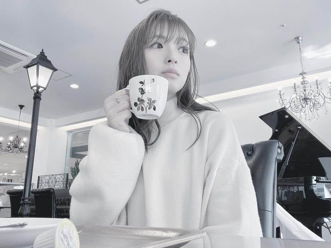 青木理奈さんのインスタグラム写真 - (青木理奈Instagram)「☕️💙✨むずすぎ。 インスタむずすぎ。 たぶん明日あたりから適当な写真になっていくと思われます。( #私の周りに映えなんて存在しない #生きてるのはむしろ日常しかない #日常を映えさせる能力はないのでただ日常を載せるのみ…(笑)) インスタのお仕事の話とかしてたら、 もはや何が正解なのかわからなくなってきたし、 こうだから、こうじゃないと！みたいなやつって私がマネしてて上手くいかなくない⁉️(笑) わからん！よくわからんけん毎日上げていく中で勉強していきやす。  青木理奈といいます。 フォローよろしくお願いします🙇‍♀️    #12月のSNS毎日くらいの気持ちで更新してみるチャレンジ🎩  #カフェ #一応インスタ用に澄ましてみた   #佐賀 #佐賀市 #タレント #モデル #青木理奈 #フォロー #followｍe #saga」12月8日 17時41分 - rin.427