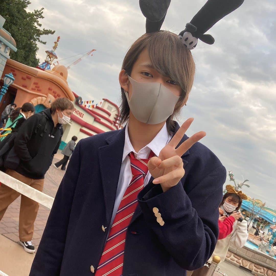 ゆうじのインスタグラム：「年齢非公開です💭  #ディズニー #制服 #制服ディズニー #コスプレ」