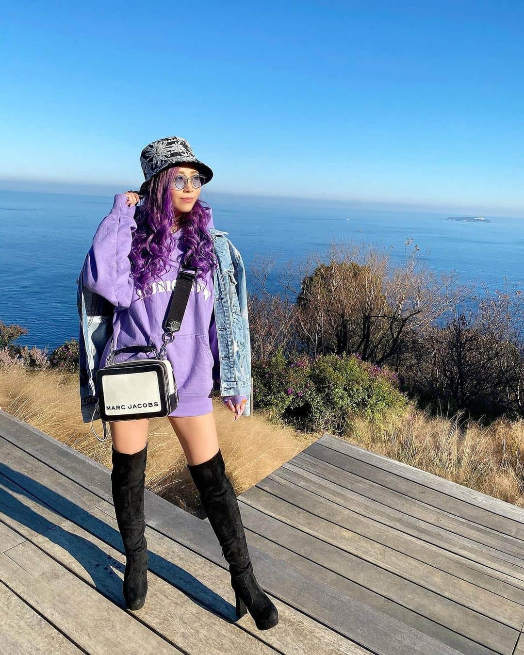 CHAKIのインスタグラム：「❤︎*。 . . 大自然、最高。 . . 天気にも恵まれ太陽さんポカポカ！ 熱海旅行楽しかったーっ🥺💓 . .  #パリオン #パーティーオン東京 #バーレスク東京 #バーレスクヤバイ #クラブ #boxdisco #roppongi #showdancer #gogodancer #ダンサー #model #モデル #かわいい #cute #sexy #ギャル #zaiko #Japanesegirl #ハイトーン #パープルカラー #tiktok #follow #me #swag #インスタ映え #live配信 #エンタメ活動を止めない #女子旅 #熱海」