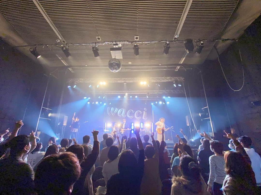 のインスタグラム：「. wacci47都道府県ツアー 感染症対策を徹底した上で、ソーシャルディスタンスを保って開催しております。 . お客様同士の十分な距離を保てる会場に限り、チケットの追加販売を行なっております。 チケットの詳細はオフィシャルサイトからチェック！ . https://wacci.jp/wacci47tour/ . #wacci #wacci47都道府県ツアー #ライブ #ツアー #live」