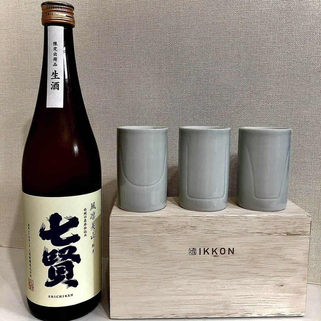 IKKONのインスタグラム：「. 【IKKONで日本酒飲み比べ】  今回飲み比べた日本酒は 【七賢 風凛美山 純米 生酒】 山梨の白州の名水を使用したお酒。 七賢といえば香りがとても良いです♪ 今回も華やかさがありながら、 爽やかで飲み飽きしない味です。  ◎Round﻿ 甘味とフルーティな香りが広がる ﻿ ◎Straight﻿ 苦味など米らしさを感じる ﻿ ◎Narrow﻿ ﻿酸味を感じたあとにふわっと香る  ﻿ このように1本の日本酒で、 3種類の味わい方ができるのがIKKONです。﻿  是非お気に入りの日本酒で 試してみてくださいね！  詳細は【@ikkon.life】 プロフィールリンクから。  ------------------------------------------- 【IKKONとは】 IKKONとは3種の味わい方が 楽しめるぐい呑みです。  二重焼という大堀相馬焼の特徴と、 その内側の形状を工夫することにより 空気との関わり方が変化。 それによりお酒の味の深みや風味を 楽しみ尽くすことができます。  それぞれの特徴を紹介します。  Round フルーティーな優しい 甘味を味わう  Straight 複雑な味わいをしっかりと 十分に味わう  Narrow 飲む過程で起きる 変化を味わう -------------------------------------------  #ikkon #一献 #飲み比べ #呑み比べ  #日本酒飲み比べ #日本酒好き #酒スタグラム  #ポン酒 #sakelover #ポン酒ダグラム  #酒スタグラム #ポン酒タグラム #日本酒部  #日本酒が好き #日本酒らぶ #日本酒で乾杯  #日本酒飲もう #日本酒好きとつながりたい  #日本酒飲みたい #利酒  #酒器 #酒器セット #日本酒好きな人と繋がりたい #日本酒女子  #日本酒大好き #ponshutagram #sakestagram #山梨銘醸 #七賢 #生酒」