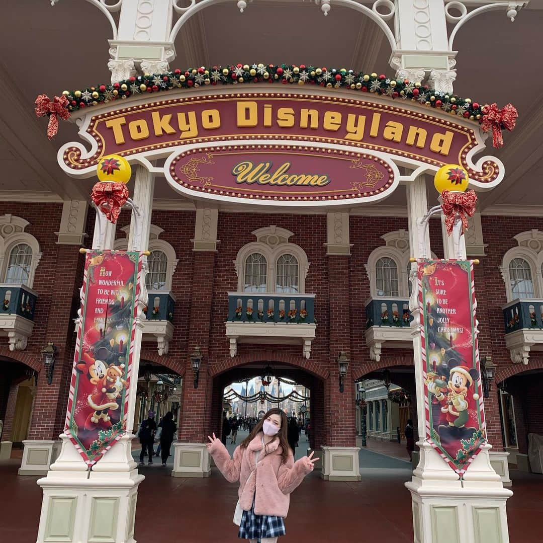 Laraのインスタグラム：「🎅🏻 . ポーズどうにかならないか🥱❓ 写真撮りたいけどいつも思いつかなくて困る🧞‍♂️💬 . #tdl#winter #red#christmas #xmas #gold#silver#santa#tokyo#tokyodisneyland#happyholidays #chiba #ご安全に⛑」