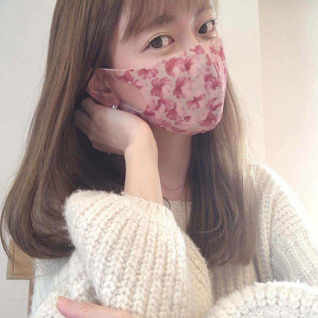 菊池かなこのインスタグラム：「. 遅ればせながら お洒落なマスクに興味が出始めて @letsmask_matchmask のマスクを知りました☺︎ ここのマスクは女の子らしいのから カジュアルなのまであって 本当にオシャレで可愛い!! このベージュと赤の花柄のマスク 水彩画ぽい🌸 ちょっとゴージャスで ドレスアップした時などにも良さそう🤍 しかも2枚で1200円とお手頃😍 . . ୨୧┈┈┈┈┈┈┈┈┈┈┈┈┈┈┈┈┈୨୧ @letsmask_matchmask #letsmaskmatchmask #洗える立体マスク #マスク専門 #デザインマスク #日本製マスク #柄マスク #pr #オシャレマスク#マスクコーデ#おしゃれマスク」