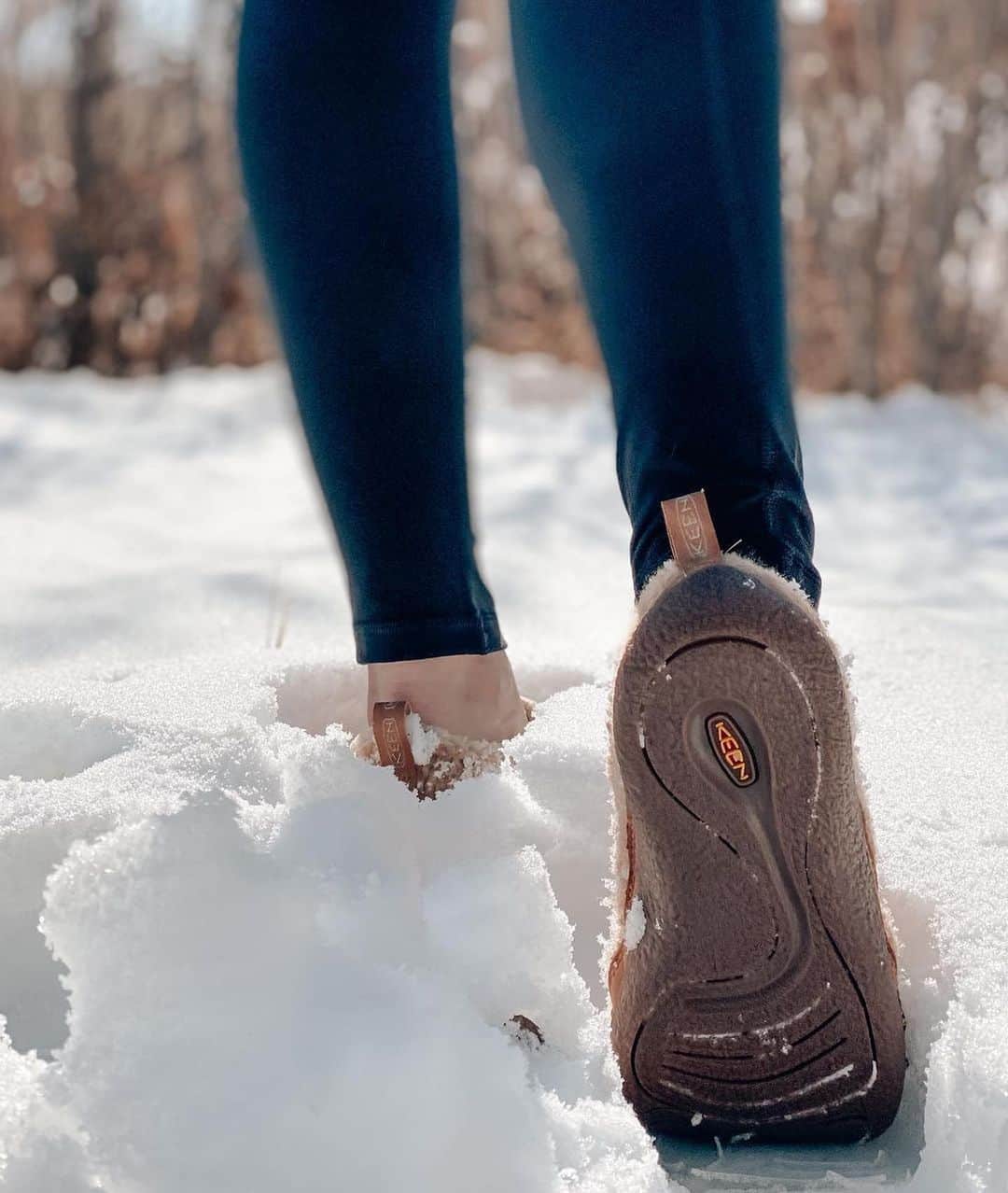 キーンさんのインスタグラム写真 - (キーンInstagram)「"It is 17 degrees outside today. 17 degrees! But that doesn’t mean I get to wear wool socks and defrost in front of the fire all day. Luckily KEEN has some of the WARMEST and easiest to slip on #InsideOut shoes for my arctic dog walks and quick trail hikes. They are a godsend!"  📸 : @brittwilltravel  Shoes: Women's Howser II in Fuwafuwa Pastry」12月8日 8時59分 - keen