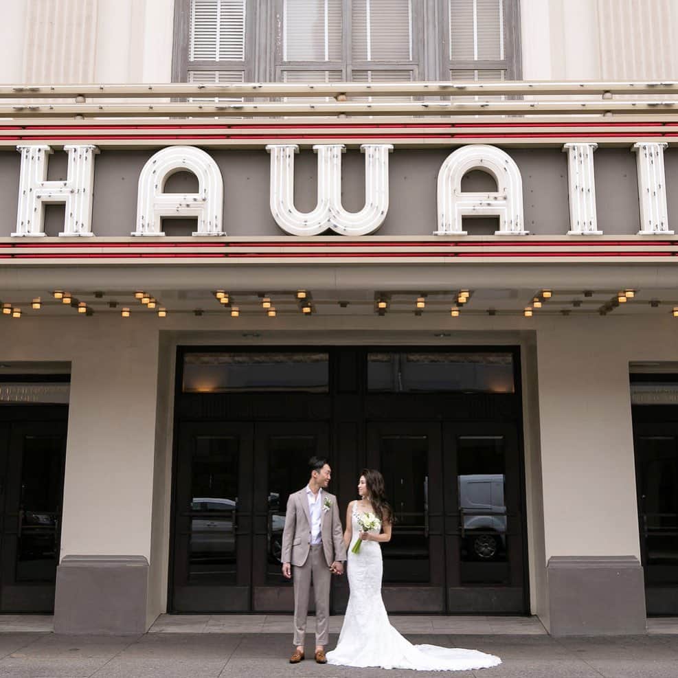 ベストブライダル公式 ハワイウエディングさんのインスタグラム写真 - (ベストブライダル公式 ハワイウエディングInstagram)「＼人気フォトスポット／ ハワイウェディングで おしゃれな花嫁さまが 必ず訪れるフォトスポット 「ハワイシアター」 そのノスタルジックな雰囲気は 落ち着いた大人なウェディングフォトを叶えてくれます♡ . Area:ハワイ Chapel:#セントラル・ユニオン教会大聖堂 .  ---------  ▼公式HPはこちらからCHECK！  https://bestbridal-resort.jp/  . 『#ベストブライダルリゾート』のハッシュタグをつけて結婚式当日や準備のお写真をぜひ投稿してくださいね＊  公式IGでリグラムされるかも♡  --------- . #ウェディングフォト  #ブライダルフォト  #前撮り#後撮り  #ロケーションフォト  #エンゲージメントフォト  #プレ花嫁#卒花  #関西花嫁#関東花嫁  #ロケーション撮影  #2020冬婚 #2020秋婚  #2021春婚 #2021夏婚  #日本中のプレ花嫁さんと繋がりたい  #リゾートフォト#リゾート挙式  #ハワイウェディング #チャペル挙式 #リゾート婚  #リゾートウェディング  #リゾ婚  #ハワイシアター #フォトツアー #ダウンタウン #ハワイ」12月8日 8時55分 - bestbridal_overseas