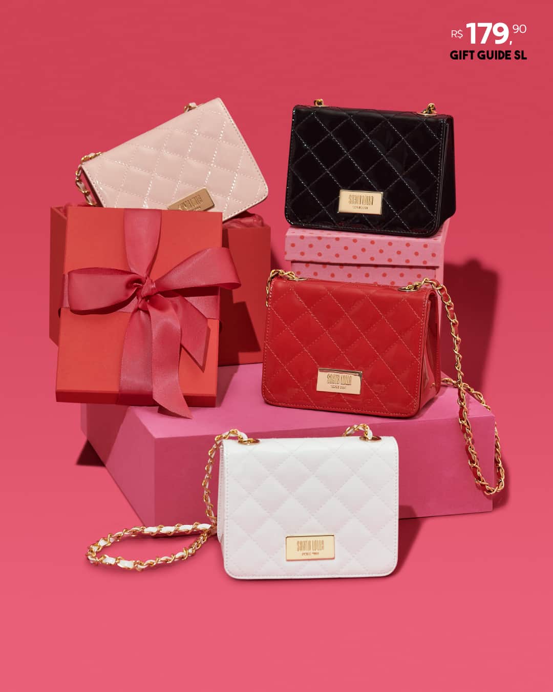 Santa Lollaのインスタグラム：「E tem bolsas na nossa curadoria para o Gift Guide também! O clássico modelo em matelassê e alça de corrente ganhou uma linda cartela de cores pra você que deseja presentear alguém muito especial. [ R$179,90 cada ] #santalollaverao21 #giftguideSL #SLhandbags #matelasse」