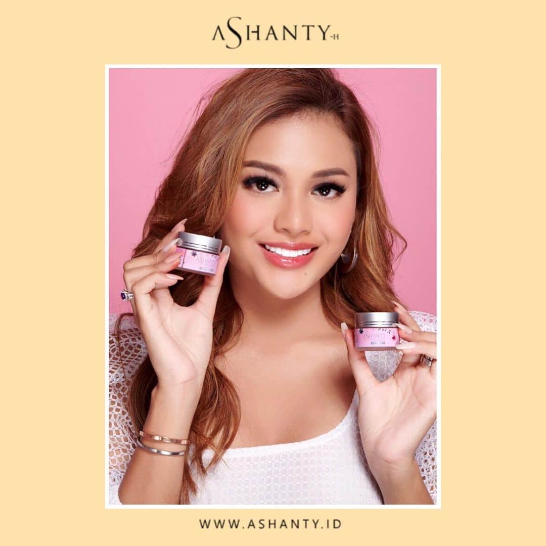 ASHANTY BEAUTY CREAM OFFICIALのインスタグラム：「Merawat kulit wajah merupakan hal yang wajib dilakukan, jangan sampai wajah menjadi kusam dan kering.   Ashanty Beauty Cream whitening series hadir untuk membantu kamu mengatasi masalah pada kulit wajahmu, percayakan perawatan wajah cantikmu menggunakan Ashanty Beauty Cream Whitening Series 🌸  Bermanfaat untuk mencerahkan wajah, melembutkan dan melembabkan kulit wajah 😍  Jangan lupa nikamati promo 12.12 dari Ashanty Beauty Cream, dapatkan Ashanty Beauty Cream (Pilih salah satu series) + Exclusive Eyeliner Pencil by Ashanty hanya Rp 550.000,- 😍   _________________________________ Informasi dan pemesanan : WA: 081293823950 WA: 085781140354 WA: 081287388885 WA: 087778489900 FAST RESPONS CLICK LINK yang ada di Bio IG @ashantyid  _________________________________ #ashantybeautycosmetics #beauty #cosmetics #brandlocal #kosmetikhalal #makeup #kosmetikartis #ashanty #thehermansyah #beautyvlogger #jualkosmetikmurah #kosmetikmahal #kosmetikbagus #ashantyid #keluargaasix #ashantyhermansyah #mua」