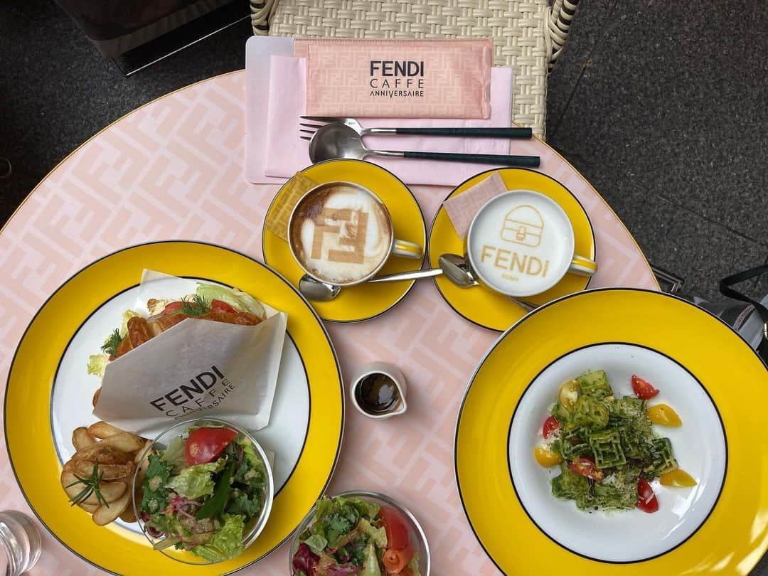 荒木悠衣のインスタグラム：「- 食べ過ぎなんて言わないで⛄️ #fendi #fendicafe #フェンディ #フェンディカフェ #アニヴェルセルカフェ #アニヴェルセル表参道  #anniversairecafe  #表参道カフェ #東京カフェ #東京ランチ」