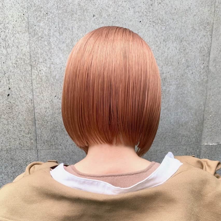 Beleza_official_instagramのインスタグラム：「・ ・ ・ ・ ご覧頂きありがとうございます😊 ・ Beleza sibuya(ベレーザ　シブヤ)スタイリストの山田京介です！ ＊ダメージレスでヘアカラーを楽しみたい！ ＊希望の色になった事がない ＊色落ちまで綺麗なカラーがしたい ＊美容院に迷ってる ＊お家でのホームケアがわからない  〜 menu 〜 ご新規の方はお得なクーポンございます！  お客様と長い付き合いが出来る様に施術を心がけております！ ○カット+カラー　【¥6,500] ○Wカラー(ブリーチ1回.カラー)　【¥11,000】 ○ハイブリーチ(ブリーチ2回.カラー)【¥17,000】 (カットはプラス3000円になります) (ブリーチメニューのみセミロング+¥1,000.ロング¥1,500いただいております)  トリートメント ○ 3stepトリートメント【¥2,000】 ○TOKIO 4step トリートメント【¥5,500】 ○TOKIO 5stepトリートメント　【¥10,000】 ＊TOKIOは全てブリーチからオンカラー前にするので 非常にダメージレスでカラーが出来るのでとってもオススメです！ ＊5step トリートメントにはホームケア付きです！ 絶対失敗したくない方は指名の方オススメしております😊 ・ ・ ・ ・ ・ ○○○○○○○○○○○○ ・ ⏰ご予約可能営業時間⏰ ・  10:00〜22:00 営業時間外やホットペッパーで✖️なところはご相談ください！ ・ ・  Beleza sibuya 東京都渋谷区神宮前6-14-19 神宮前ハッピービル9F 🏢」