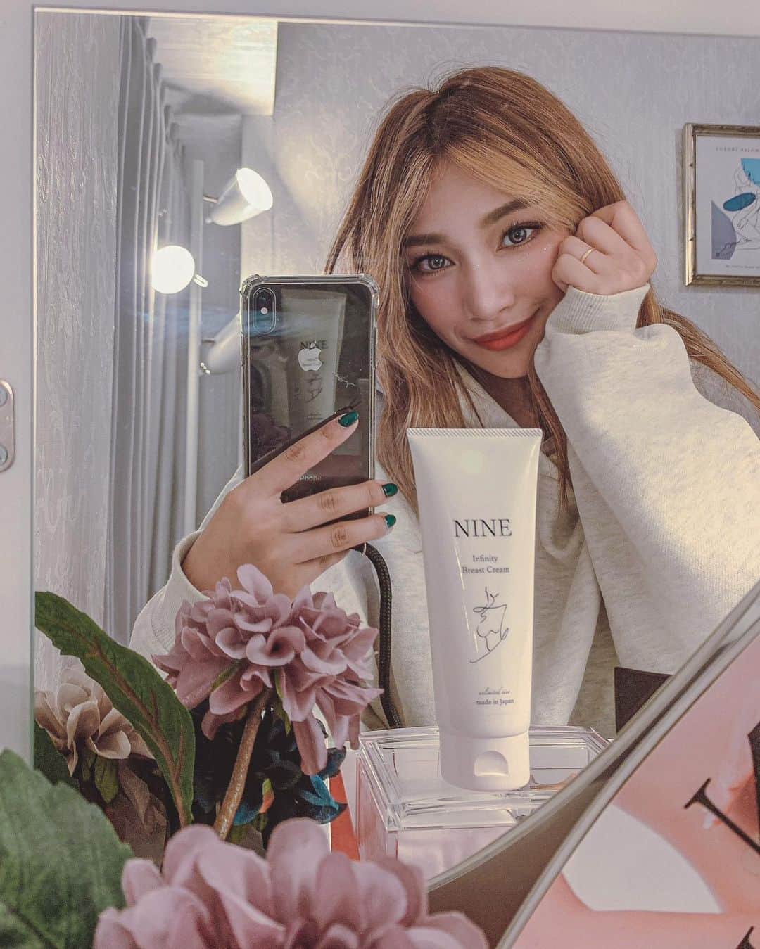 新井ニーニャのインスタグラム：「🌷  さっきストーリーにもあげた バストアップサロンは @salon_nine9 ❤️  ここの施術が気持ち良すぎて… バストアップサロンって こんなにいいの？！と驚きでした🥺 ハンドマッサージに光照射と 電気を流したりバストのために出来ることを これでもか！ってやってくれるの…😲❤️  授乳と年齢で、バストの上の方が こう、ほら、ね？ 経験者さんならわかるよね？笑 そんな感じになっちゃってて デコルテの下あたりをふっくらさせたい &バストの位置を高くしたい！って思ってて。  ナイトブラつけて これ以上悪くならないようにはしていたけれど クーパー靭帯を戻すことは不可能だそう。 (クーパー靭帯はコラーゲンが主成分だから バストアップサプリとかは飲んでるよ🐰✨)  なので普段のケアを怠らないようにして かつ特別ケアもしてバストのエイジングケア って意味でバストクリームも始めることにした💖  このサロンさんがオリジナルで 開発したバストクリームで 実際施術の時に使っていたんだけど 形状記憶する働きもあるらしくて 寝る前と朝使ってる👌🌈  サロンでの施術凄く良かったから 今週も予約取っちゃった！早く行きたい！ 癒されるのよね〜〜〜🤤  #バストアップ #バストアップサロン #美容 #美容マニア #美容オタク #老化防止 #エイジングケア #ママ #授乳後 #授乳ブラ #授乳の悩み #バストアップマッサージ #バストアップ効果 #バストケア #おっぱい #おっぱい問題 #おっぱいケア」