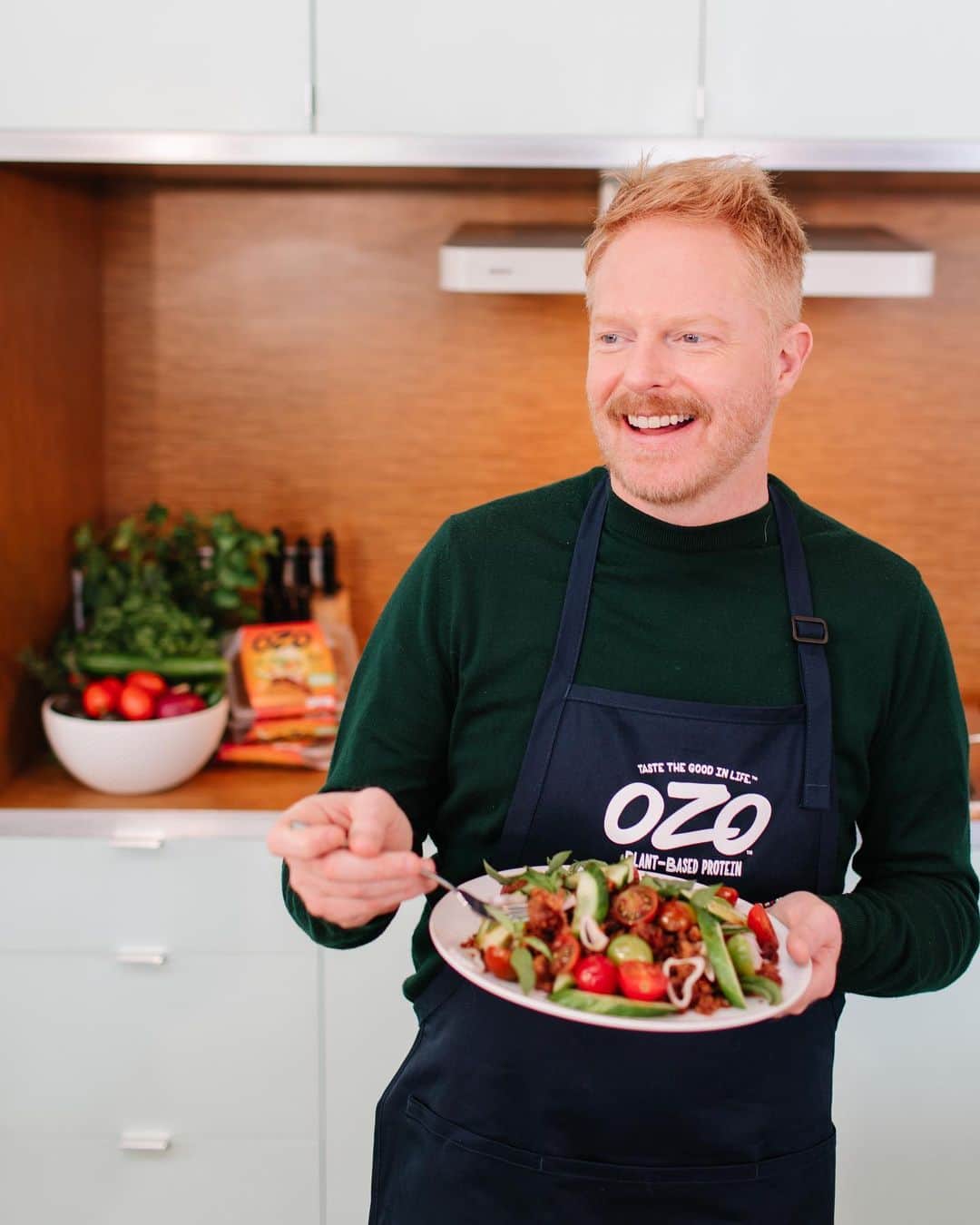 ジェシー・タイラー・ファーガソンのインスタグラム：「With the New Year approaching comes new possibilities to better your health (and more importantly, the environment)! I am partnering with @OZOFoods to make it easier to incorporate more plant-based protein into your diet and prove that flexitarians, like myself, can prepare healthy and creative dishes in the kitchen. My Spicy Thai Basil Salad is made using OZO Plant-Based Ground, which is now available in a variety that’s gluten free and provides 20g of complete plant-based protein -- all without sacrificing flavor. Look for OZO during your next trip to the grocery store or buy online at shopozofoods.com and use the promo code "TASTETHEGOODINLIFE" at checkout for 50% off your order! #OZOPartner #TasteTheGoodInLife #OZOGood #OZO #Plantbased #Flexitarian #PlantbasedProtein #PlantbasedFoods #cleanlabel」