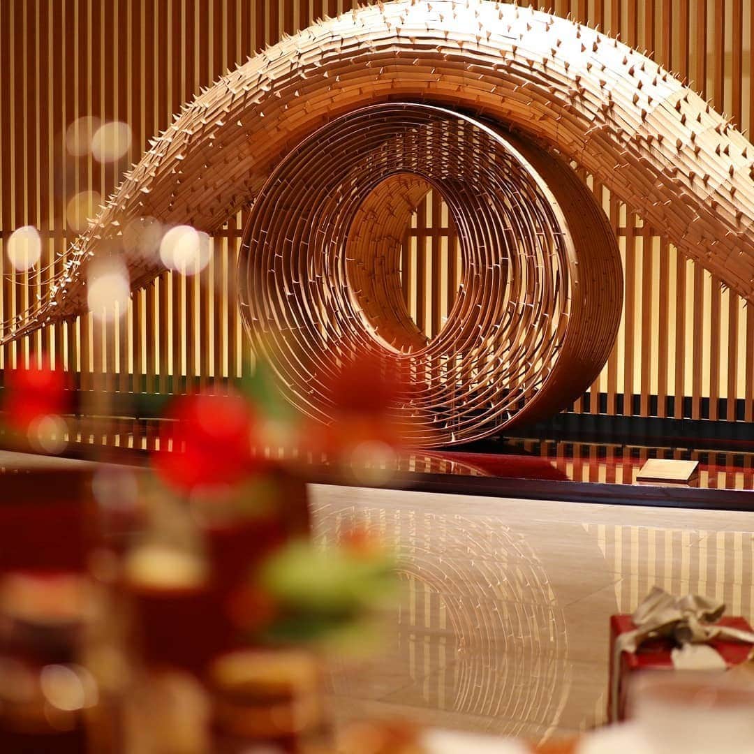 The Peninsula Hotelsさんのインスタグラム写真 - (The Peninsula HotelsInstagram)「All eyes on Lying Dragon Gate at @thepeninsulatokyo. During a recent visit, @riririusei99 snapped Keisen Hama’s bamboo sculpture, which depicts a dragon lying protectively atop the universe to ward off evil spirits. #pentreestories⁣ ⁣ ⁣ ⁣ ⁣ #peninsulahotels #luxuryhotelexperience #fivestarservice #peninsulastay #tokyo #staycation #tokyotravel #tokyojapan #japangram #tokyotrip #discovertokyo #peninsulatokyo #thepeninsulatokyo #keisenhama #holidaydecor」12月8日 9時21分 - peninsulahotels