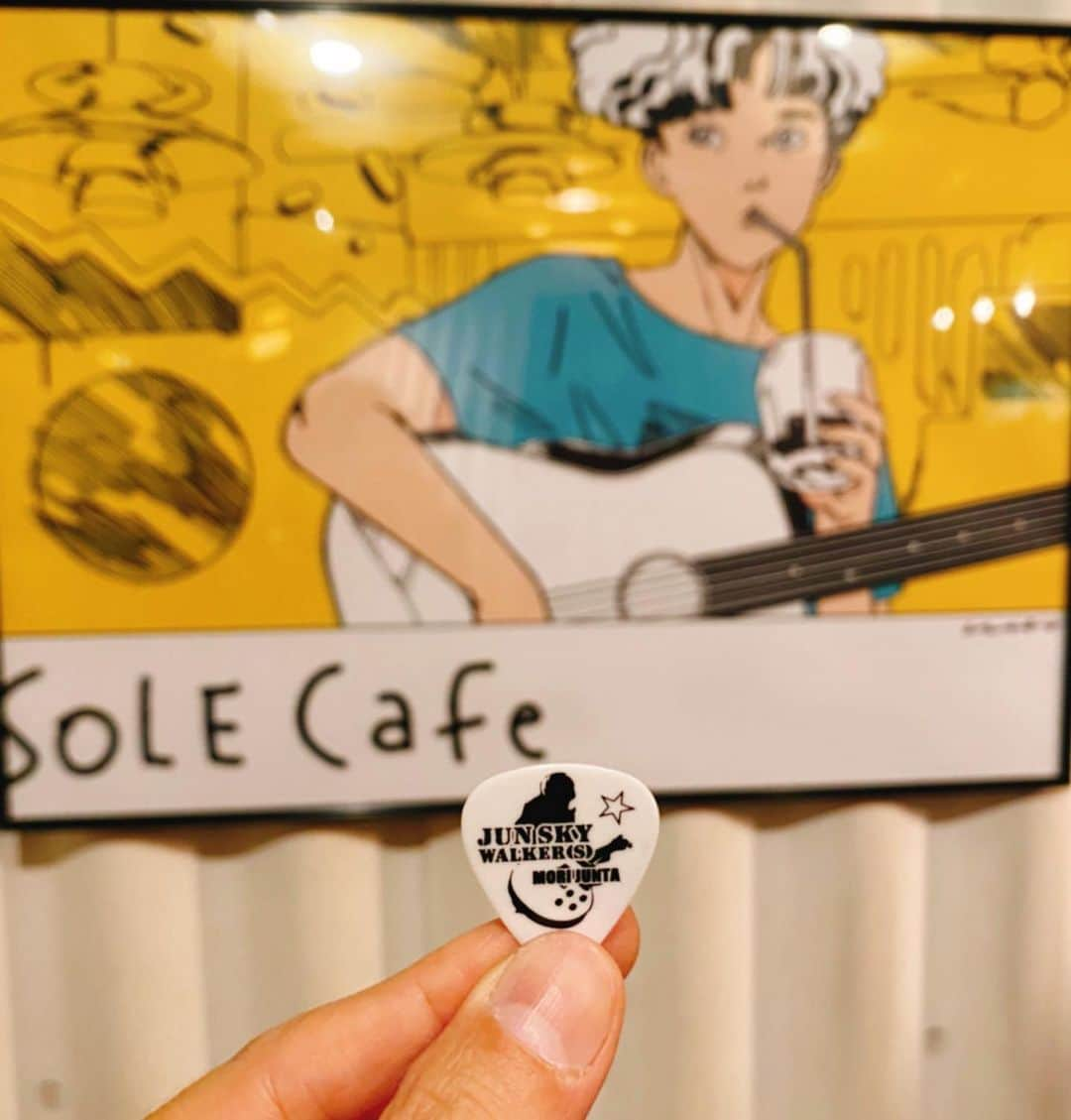 森純太さんのインスタグラム写真 - (森純太Instagram)「TBGOツアー 京都SOLE Cafe#27  月曜日の京都！ happy Monday(S)！ 集まってくれたみんなどうもありがとう。 滅多にしない平日で不安だったけどそんな事も吹き飛ぶようなLIVEだった。 ソーレカフェのVOXアンプは小型ながら欲しい所が鳴ってくれるから気持ちがいい。  昔の京都でのDJイベントの事や京都で気に入って購入したother99の事(だから持って来て弾いた)など話しするの忘れてしまったけどw とにかくこの月曜日は有意義で意味のある1日だったよ。  オーナーの村田夫妻には今回も心からの温かいおもてなしをして頂き感謝です。 いつかランチで出していると言う自家製パンを食べに行きたい。 写真も村田さんに撮って頂きました。 ありがとうございました。 @solemurata   ーーーーーーーーーーーーーーーーーーーー  #森純太  #kyoto  #京都 #solecafe  #村田さん  #みんな #ありがとう #lespaulcustom  #lespaul #レスポールカスタム  #レスポール #guitarist  #gethappy #tbgo #大西君 #monday  #月曜日 #人柄が素敵  #くつろげる #今度は #ランチでパン #ハッピーマンデーズ」12月8日 9時43分 - juntamori