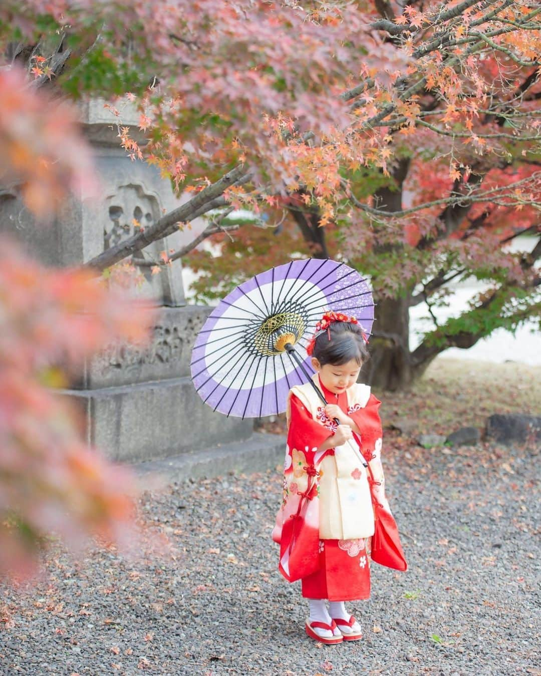 村上萌さんのインスタグラム写真 - (村上萌Instagram)「自分が7歳だった時以来の七五三。﻿ 何をしたらいいかよく分からないし、あの時嬉しかった千歳飴を買うくらいでも良いのでは…とすら思っていたけど、"せっかくだから精神“をひとつずつ積み重ねていったら、ものすごく楽しい1日になった。﻿ ﻿ 娘が着付けしてもらってる間に急いで食べた夫お手製のおにぎりも、御祈祷の後にいただいたファミリアのお弁当箱も、そのあとに予約しておいた特別な日のレストランでの会話も、ぜんぶ、これから先も思い出すと嬉しくなると思う。﻿ ﻿ 行事も儀式も時代とともに意義が変わるからこそ、やるからには、ちゃんと自分たちなりに楽しんで、記憶に残る日にしたいなとあらためて思った。﻿ ﻿  #ごきげんなひと #かぞくごと﻿ ﻿ ﻿ 【来年七五三を迎える関西近郊の方の参考になれば🕊】﻿ ﻿ ●娘の着物は、義姉( @reiny02 )から借りました👘﻿ 1歳違いの従姉妹嬉しい☺️古典的な華やかさで3歳にぴったりだったな。﻿ ﻿ ●私の着物は、憧れの京都 @shosa_kyoto_official で。﻿ 宅配レンタルで、3日前には届けていただけて安心。LINEでやりとりしながら貝柄の訪問着に、市松柄の帯を合わせさせていただきました🥺﻿普段着ないから、合わせ方など分からないことも多いけど、相談に乗っていただきすごく楽しく選べました👏🏻﻿京都まで行けば着付けもしていただけます。 ﻿ ●着付けは、朝早くに娘と2人で出かけるとバタバタするので、家まで出張で来てくださる「おはなはん」という大阪のお店を見つけてお願いしました。2人分のヘアセットもしてくださって、親戚かなって思うくらい優しくて終始楽しかった。﻿ ﻿ ●写真は、大阪のフォトグラファーさんに知り合いが多くないので、ものすごい大きなマッチングサイトで日付指定で急いで探したのですが、理想的な方に出会えて幸せ。 @sunflower_photography___ さん。撮影後、なんと3年間も週末野心手帳を使ってくださっていたことが判明🥺運命…！七五三撮影に合わせた傘などの小道具も持ってきてくださいました。﻿ ﻿ ●神社は、大阪城公園の中にあって、豊臣秀吉らが祀られている豊國神社へ。外部のフォトグラファーさんの出入りNGの神社が多い中、快く受け入れてくださり、そのあと大阪城に歩いていけるのも嬉しかった。娘は御祈祷の後にいただいたお弁当箱と千歳飴が何より嬉しそうでした。﻿ ﻿ ●食事は、太閤園の淀川邸へ。明治時代に関西財界で活躍した藤田男爵の所有物だった築100年余りのお屋敷。この中にある淀川邸は日本庭園の周りを囲むように13室が個室になっていて、お祝いの日にぴったり。去年の蛍の季節以来に伺いました。(桜も見に行きたい…。)﻿ ﻿ ●あってよかったもの﻿ 娘の着替えとスニーカー、子どもに合わせた口紅、機嫌悪くならないようにちょこちょこあげる小さなクッキー、なんとなくのポラロイドカメラ」12月8日 9時36分 - moemurakami_