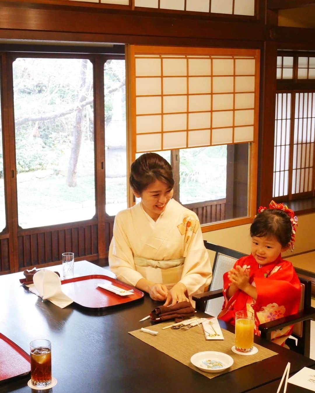 村上萌さんのインスタグラム写真 - (村上萌Instagram)「自分が7歳だった時以来の七五三。﻿ 何をしたらいいかよく分からないし、あの時嬉しかった千歳飴を買うくらいでも良いのでは…とすら思っていたけど、"せっかくだから精神“をひとつずつ積み重ねていったら、ものすごく楽しい1日になった。﻿ ﻿ 娘が着付けしてもらってる間に急いで食べた夫お手製のおにぎりも、御祈祷の後にいただいたファミリアのお弁当箱も、そのあとに予約しておいた特別な日のレストランでの会話も、ぜんぶ、これから先も思い出すと嬉しくなると思う。﻿ ﻿ 行事も儀式も時代とともに意義が変わるからこそ、やるからには、ちゃんと自分たちなりに楽しんで、記憶に残る日にしたいなとあらためて思った。﻿ ﻿  #ごきげんなひと #かぞくごと﻿ ﻿ ﻿ 【来年七五三を迎える関西近郊の方の参考になれば🕊】﻿ ﻿ ●娘の着物は、義姉( @reiny02 )から借りました👘﻿ 1歳違いの従姉妹嬉しい☺️古典的な華やかさで3歳にぴったりだったな。﻿ ﻿ ●私の着物は、憧れの京都 @shosa_kyoto_official で。﻿ 宅配レンタルで、3日前には届けていただけて安心。LINEでやりとりしながら貝柄の訪問着に、市松柄の帯を合わせさせていただきました🥺﻿普段着ないから、合わせ方など分からないことも多いけど、相談に乗っていただきすごく楽しく選べました👏🏻﻿京都まで行けば着付けもしていただけます。 ﻿ ●着付けは、朝早くに娘と2人で出かけるとバタバタするので、家まで出張で来てくださる「おはなはん」という大阪のお店を見つけてお願いしました。2人分のヘアセットもしてくださって、親戚かなって思うくらい優しくて終始楽しかった。﻿ ﻿ ●写真は、大阪のフォトグラファーさんに知り合いが多くないので、ものすごい大きなマッチングサイトで日付指定で急いで探したのですが、理想的な方に出会えて幸せ。 @sunflower_photography___ さん。撮影後、なんと3年間も週末野心手帳を使ってくださっていたことが判明🥺運命…！七五三撮影に合わせた傘などの小道具も持ってきてくださいました。﻿ ﻿ ●神社は、大阪城公園の中にあって、豊臣秀吉らが祀られている豊國神社へ。外部のフォトグラファーさんの出入りNGの神社が多い中、快く受け入れてくださり、そのあと大阪城に歩いていけるのも嬉しかった。娘は御祈祷の後にいただいたお弁当箱と千歳飴が何より嬉しそうでした。﻿ ﻿ ●食事は、太閤園の淀川邸へ。明治時代に関西財界で活躍した藤田男爵の所有物だった築100年余りのお屋敷。この中にある淀川邸は日本庭園の周りを囲むように13室が個室になっていて、お祝いの日にぴったり。去年の蛍の季節以来に伺いました。(桜も見に行きたい…。)﻿ ﻿ ●あってよかったもの﻿ 娘の着替えとスニーカー、子どもに合わせた口紅、機嫌悪くならないようにちょこちょこあげる小さなクッキー、なんとなくのポラロイドカメラ」12月8日 9時36分 - moemurakami_