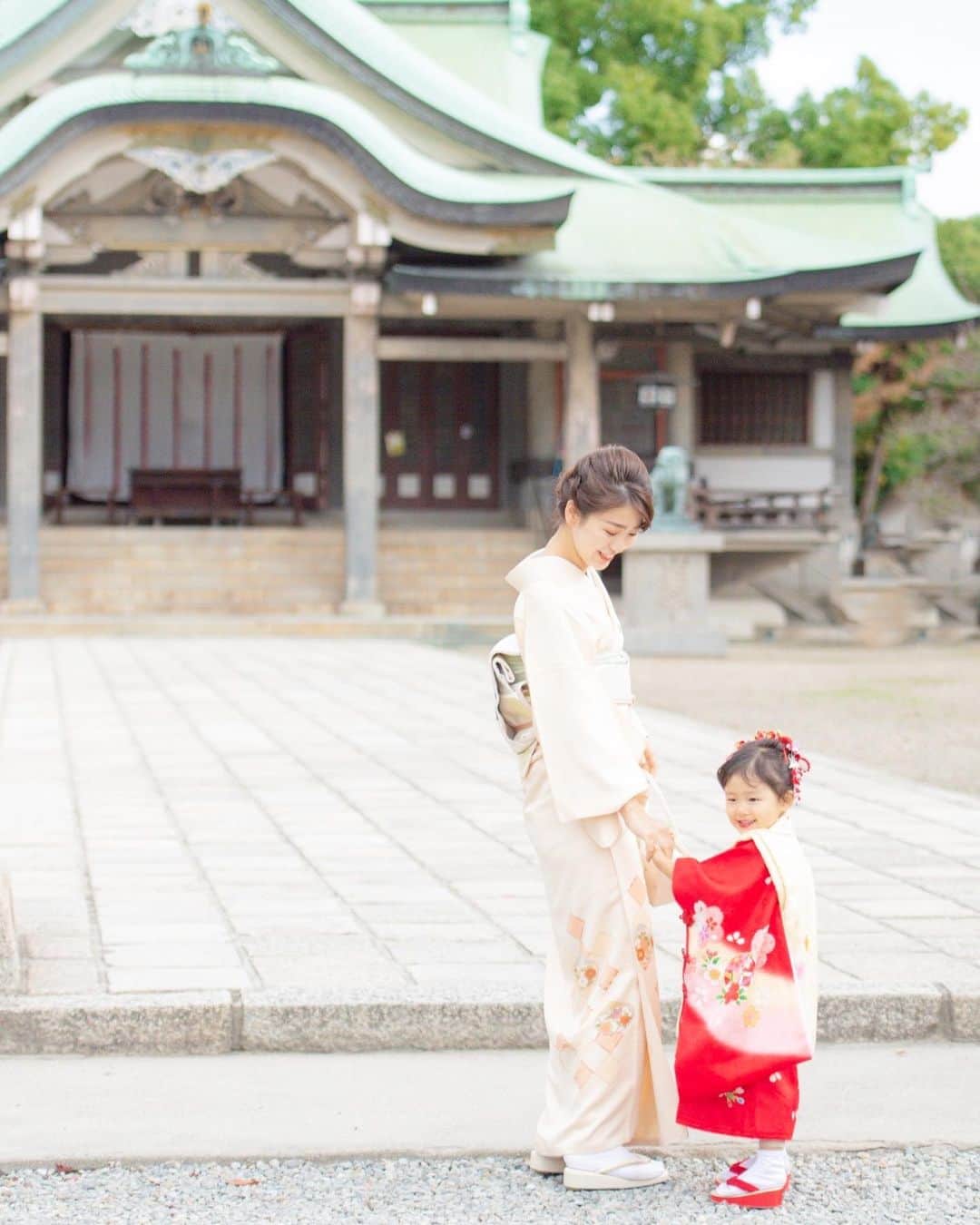村上萌のインスタグラム：「自分が7歳だった時以来の七五三。﻿ 何をしたらいいかよく分からないし、あの時嬉しかった千歳飴を買うくらいでも良いのでは…とすら思っていたけど、"せっかくだから精神“をひとつずつ積み重ねていったら、ものすごく楽しい1日になった。﻿ ﻿ 娘が着付けしてもらってる間に急いで食べた夫お手製のおにぎりも、御祈祷の後にいただいたファミリアのお弁当箱も、そのあとに予約しておいた特別な日のレストランでの会話も、ぜんぶ、これから先も思い出すと嬉しくなると思う。﻿ ﻿ 行事も儀式も時代とともに意義が変わるからこそ、やるからには、ちゃんと自分たちなりに楽しんで、記憶に残る日にしたいなとあらためて思った。﻿ ﻿  #ごきげんなひと #かぞくごと﻿ ﻿ ﻿ 【来年七五三を迎える関西近郊の方の参考になれば🕊】﻿ ﻿ ●娘の着物は、義姉( @reiny02 )から借りました👘﻿ 1歳違いの従姉妹嬉しい☺️古典的な華やかさで3歳にぴったりだったな。﻿ ﻿ ●私の着物は、憧れの京都 @shosa_kyoto_official で。﻿ 宅配レンタルで、3日前には届けていただけて安心。LINEでやりとりしながら貝柄の訪問着に、市松柄の帯を合わせさせていただきました🥺﻿普段着ないから、合わせ方など分からないことも多いけど、相談に乗っていただきすごく楽しく選べました👏🏻﻿京都まで行けば着付けもしていただけます。 ﻿ ●着付けは、朝早くに娘と2人で出かけるとバタバタするので、家まで出張で来てくださる「おはなはん」という大阪のお店を見つけてお願いしました。2人分のヘアセットもしてくださって、親戚かなって思うくらい優しくて終始楽しかった。﻿ ﻿ ●写真は、大阪のフォトグラファーさんに知り合いが多くないので、ものすごい大きなマッチングサイトで日付指定で急いで探したのですが、理想的な方に出会えて幸せ。 @sunflower_photography___ さん。撮影後、なんと3年間も週末野心手帳を使ってくださっていたことが判明🥺運命…！七五三撮影に合わせた傘などの小道具も持ってきてくださいました。﻿ ﻿ ●神社は、大阪城公園の中にあって、豊臣秀吉らが祀られている豊國神社へ。外部のフォトグラファーさんの出入りNGの神社が多い中、快く受け入れてくださり、そのあと大阪城に歩いていけるのも嬉しかった。娘は御祈祷の後にいただいたお弁当箱と千歳飴が何より嬉しそうでした。﻿ ﻿ ●食事は、太閤園の淀川邸へ。明治時代に関西財界で活躍した藤田男爵の所有物だった築100年余りのお屋敷。この中にある淀川邸は日本庭園の周りを囲むように13室が個室になっていて、お祝いの日にぴったり。去年の蛍の季節以来に伺いました。(桜も見に行きたい…。)﻿ ﻿ ●あってよかったもの﻿ 娘の着替えとスニーカー、子どもに合わせた口紅、機嫌悪くならないようにちょこちょこあげる小さなクッキー、なんとなくのポラロイドカメラ」