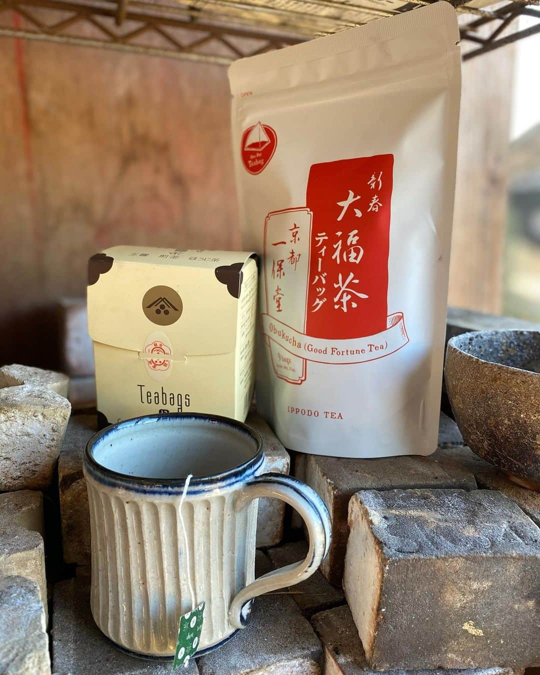 一保堂茶舗さんのインスタグラム写真 - (一保堂茶舗Instagram)「Ippodo teabags at a pottery working space.   @dorakugama   #土楽窯 #仕事場のお茶 #大福茶 #ティーバッグセット #薪窯 #一保堂茶舗 #一保堂 #京都 #日本茶専門店 #ippodotea #ippodo #japanesetea #kyoto #obukucha #teabag #potterylife #dailytea」12月8日 9時37分 - ippodotea