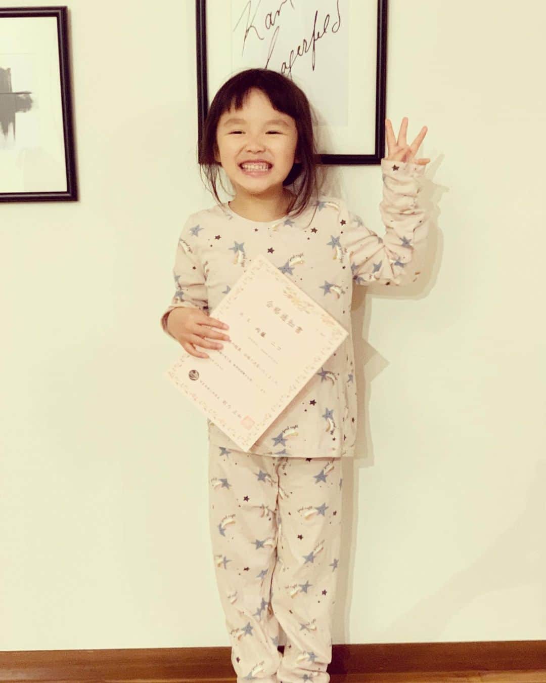 内藤陽子さんのインスタグラム写真 - (内藤陽子Instagram)「まさかのまさか❕ 和光と共に二人で度胸つけようぜって またまた自由な校風な明星学園の二次にチャレンジしたら、まさかの合格。 まだ5歳、試験時間2時間。良くがんばりました👏 やっぱりお受験校、待合室で、 2人で'なんかアウェイじゃね？'って、話してた… 二次で倍率高かったし、試験終わって楽しかったーって戻ってきた娘を見れただけで満足😊 のだが…… 今はお受験勉強だけではないと感じた。感性を大切にしてくれる学校に感謝。 シングルマザーでも今は偏見がない時代に感謝。  そして少し内気な彼女の自信に繋がればと思った。  #明星学園  #自由 #自由の定義 #には色々ある  #自由とは  #難しいもの  #母を越える  #強い子に育ったね  #誇りに思う」12月8日 9時44分 - dadaflora