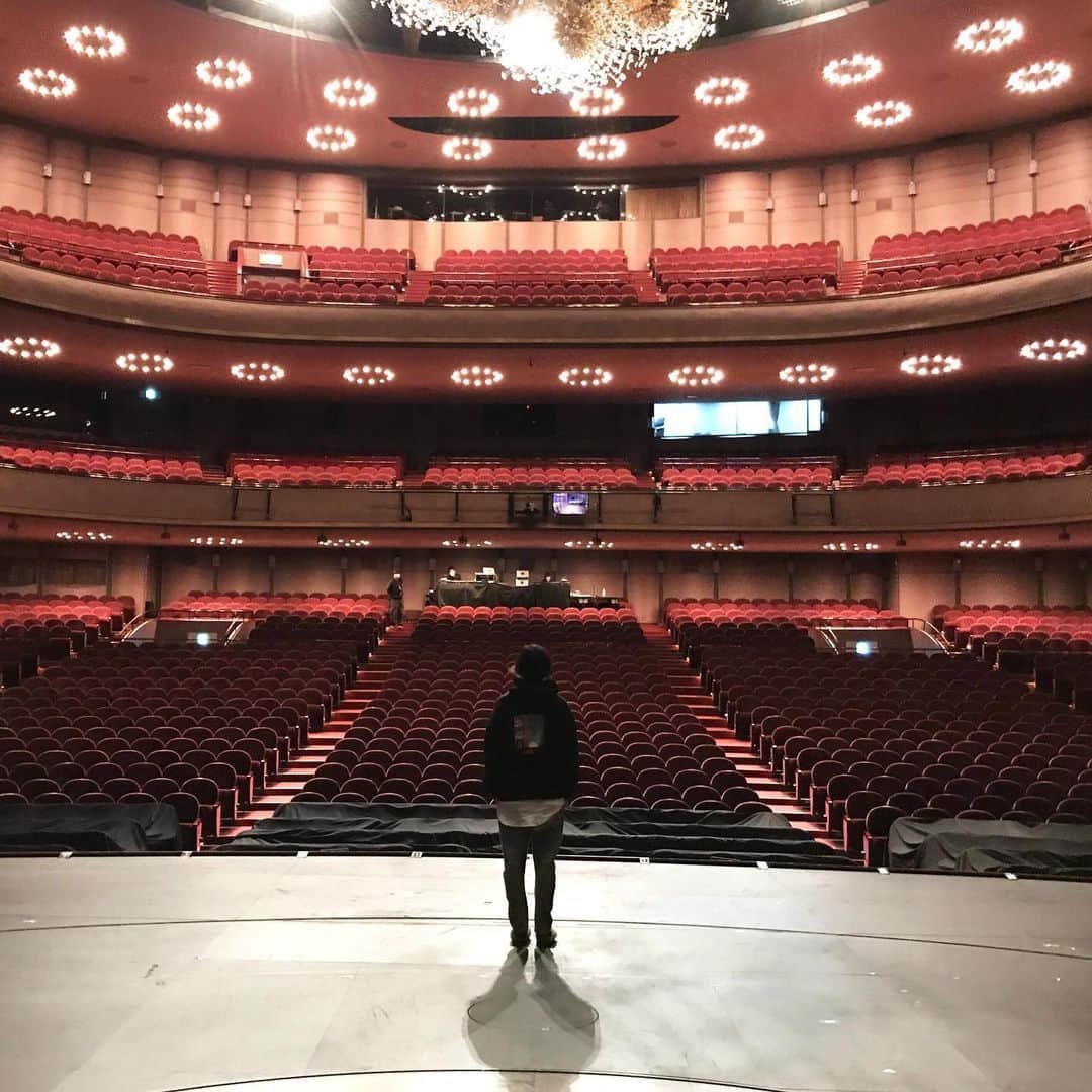 土井ケイトのインスタグラム：「劇場が好きです。劇場の空気が好きです。すっごい大きいなにかに包み込まれているような。神聖で。それでいて暖かくて。尊厳があって壮大なのに温もりを感じる。ミュージカルNine大阪4日目。心からの感謝を込めて。行ってきます。#梅田芸術劇場」