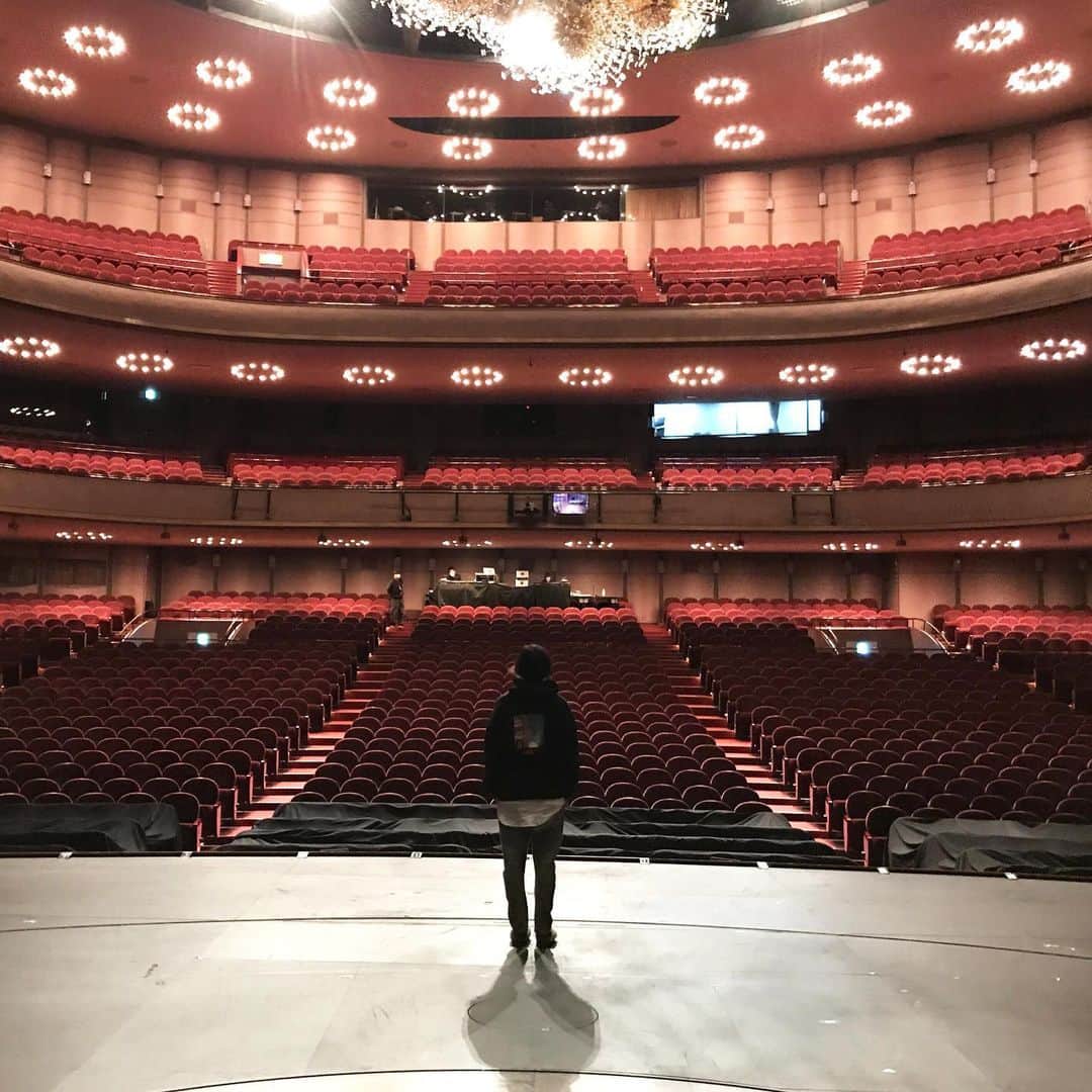 のインスタグラム：「劇場が好きです。劇場の空気が好きです。すっごい大きいなにかに包み込まれているような。神聖で。それでいて暖かくて。尊厳があって壮大なのに温もりを感じる。ミュージカルNine大阪4日目。心からの感謝を込めて。行ってきます。#梅田芸術劇場」