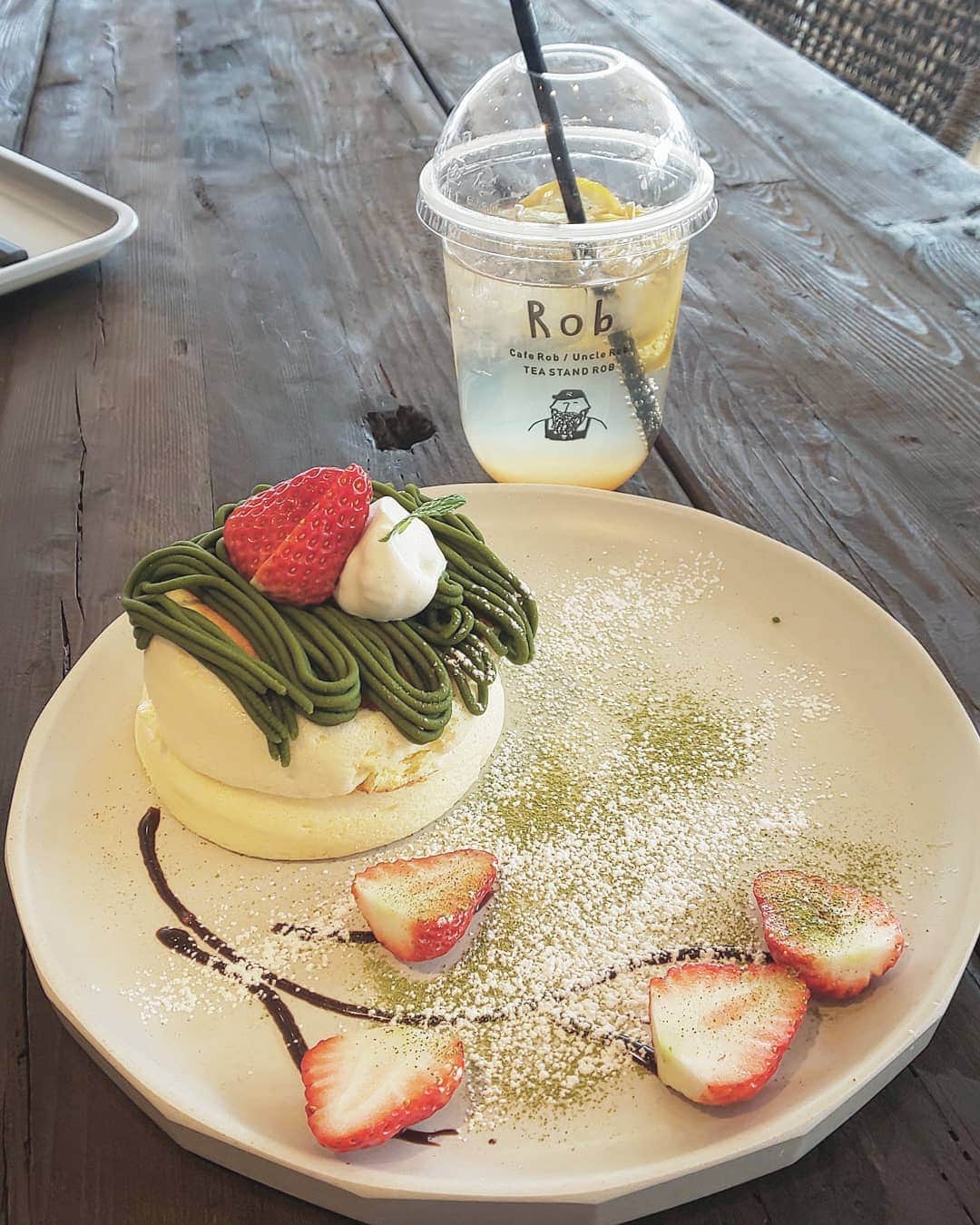 もーさんさんのインスタグラム写真 - (もーさんInstagram)「(*˙︶˙*)☆*° ♡♡♡ イオンモール名古屋茶屋にある ・ 📍Cafe Rob @caferob.nagoyachaya  ・ 1月までの限定パンケーキ🥞 ・ ◎モンブラン.オ.抹茶パンケーキ ・ ここのパンケーキ🥞 ふわっふわっの♡ぷるぷる〜☆*。 ((( ･ω･ )))ﾌﾟﾙﾙｰﾝ そして 食べるとシュワシュワ〜って！ (•ө•)♡🌟｡:* ・ 上品な苦味のある抹茶モンブランが のってて♡♡ また 美味しい😋💕💕 ・ そして レモネード🍋🍋.*♡ さっぱりでごくごく飲めちゃう😍 ・ @m.fruitsdaifuku @nagoya.m まいちゃんのフルーツ大福も食べられちゃうよ ・ ・  ～＊～＊～＊～ #caferob#カフェロブイオンモール名古屋茶屋#モンブランオ抹茶パンケーキ#パンケーキ#レモネード#名古屋カフェ#港区カフェ#名古屋スイーツ#名古屋インスタ交流会#あいなご#ナゴレコ#ジェニサーチ#グルメディア#genic_cafe #genic_cafe #東海のカフェ時間 #cafemiru_愛知 #aumoグルメ #travel_cafe #retrip_cafe #uwasalabo #おでかけちゃん #インスタグルメアワード2020#フルーツ大福 #Mのフルーツ大福」12月8日 9時49分 - mouusan