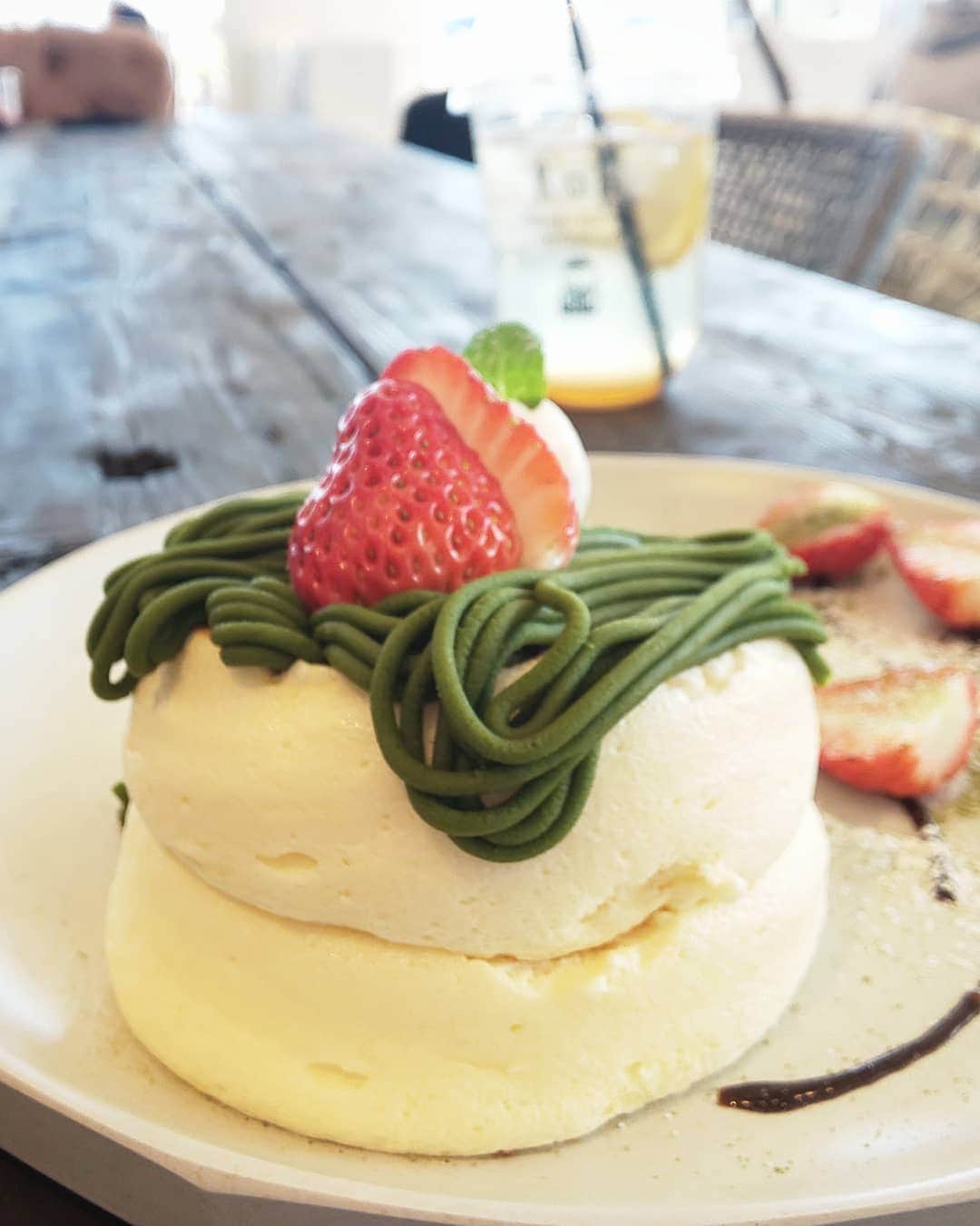 もーさんさんのインスタグラム写真 - (もーさんInstagram)「(*˙︶˙*)☆*° ♡♡♡ イオンモール名古屋茶屋にある ・ 📍Cafe Rob @caferob.nagoyachaya  ・ 1月までの限定パンケーキ🥞 ・ ◎モンブラン.オ.抹茶パンケーキ ・ ここのパンケーキ🥞 ふわっふわっの♡ぷるぷる〜☆*。 ((( ･ω･ )))ﾌﾟﾙﾙｰﾝ そして 食べるとシュワシュワ〜って！ (•ө•)♡🌟｡:* ・ 上品な苦味のある抹茶モンブランが のってて♡♡ また 美味しい😋💕💕 ・ そして レモネード🍋🍋.*♡ さっぱりでごくごく飲めちゃう😍 ・ @m.fruitsdaifuku @nagoya.m まいちゃんのフルーツ大福も食べられちゃうよ ・ ・  ～＊～＊～＊～ #caferob#カフェロブイオンモール名古屋茶屋#モンブランオ抹茶パンケーキ#パンケーキ#レモネード#名古屋カフェ#港区カフェ#名古屋スイーツ#名古屋インスタ交流会#あいなご#ナゴレコ#ジェニサーチ#グルメディア#genic_cafe #genic_cafe #東海のカフェ時間 #cafemiru_愛知 #aumoグルメ #travel_cafe #retrip_cafe #uwasalabo #おでかけちゃん #インスタグルメアワード2020#フルーツ大福 #Mのフルーツ大福」12月8日 9時49分 - mouusan