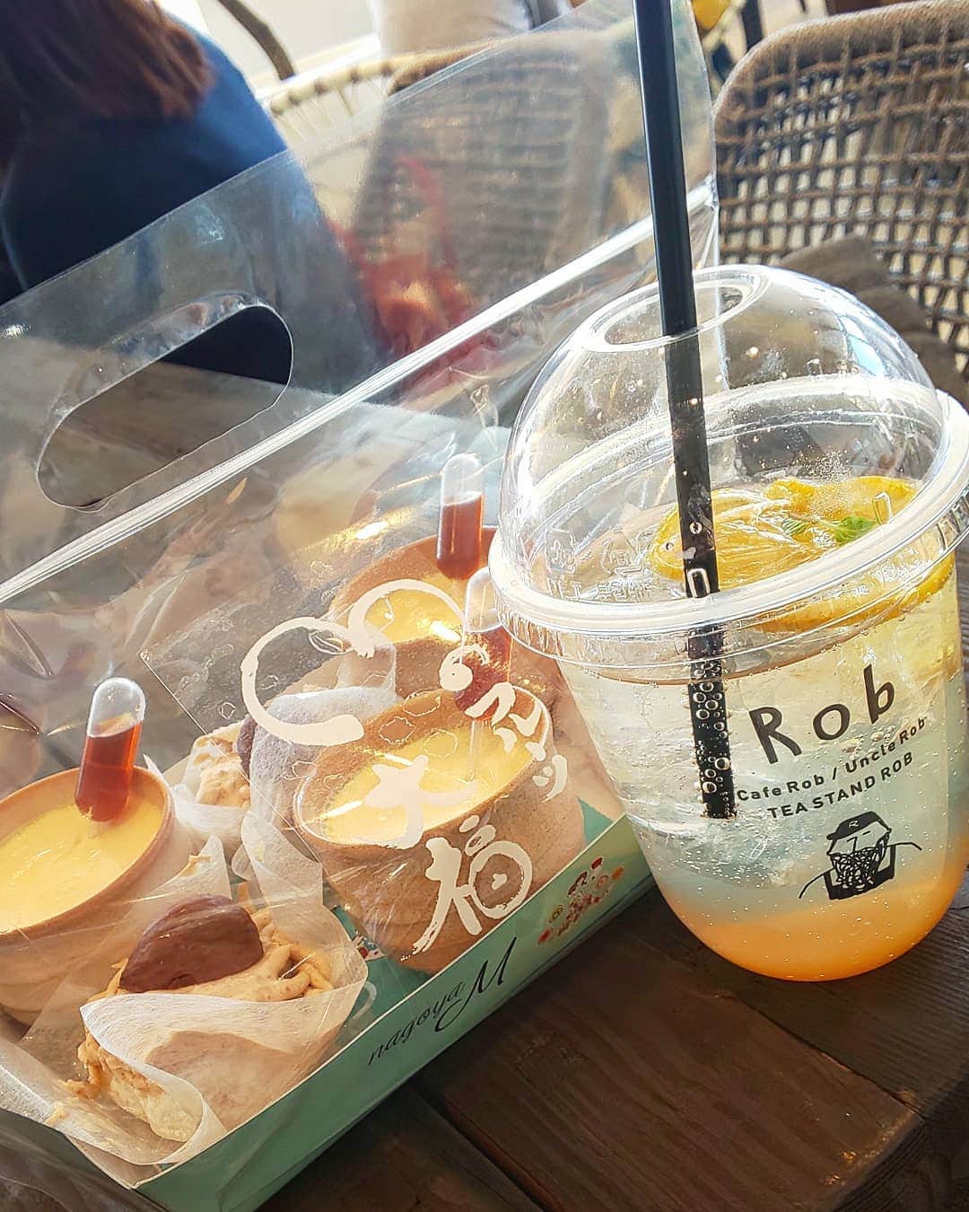 もーさんさんのインスタグラム写真 - (もーさんInstagram)「(*˙︶˙*)☆*° ♡♡♡ イオンモール名古屋茶屋にある ・ 📍Cafe Rob @caferob.nagoyachaya  ・ 1月までの限定パンケーキ🥞 ・ ◎モンブラン.オ.抹茶パンケーキ ・ ここのパンケーキ🥞 ふわっふわっの♡ぷるぷる〜☆*。 ((( ･ω･ )))ﾌﾟﾙﾙｰﾝ そして 食べるとシュワシュワ〜って！ (•ө•)♡🌟｡:* ・ 上品な苦味のある抹茶モンブランが のってて♡♡ また 美味しい😋💕💕 ・ そして レモネード🍋🍋.*♡ さっぱりでごくごく飲めちゃう😍 ・ @m.fruitsdaifuku @nagoya.m まいちゃんのフルーツ大福も食べられちゃうよ ・ ・  ～＊～＊～＊～ #caferob#カフェロブイオンモール名古屋茶屋#モンブランオ抹茶パンケーキ#パンケーキ#レモネード#名古屋カフェ#港区カフェ#名古屋スイーツ#名古屋インスタ交流会#あいなご#ナゴレコ#ジェニサーチ#グルメディア#genic_cafe #genic_cafe #東海のカフェ時間 #cafemiru_愛知 #aumoグルメ #travel_cafe #retrip_cafe #uwasalabo #おでかけちゃん #インスタグルメアワード2020#フルーツ大福 #Mのフルーツ大福」12月8日 9時49分 - mouusan