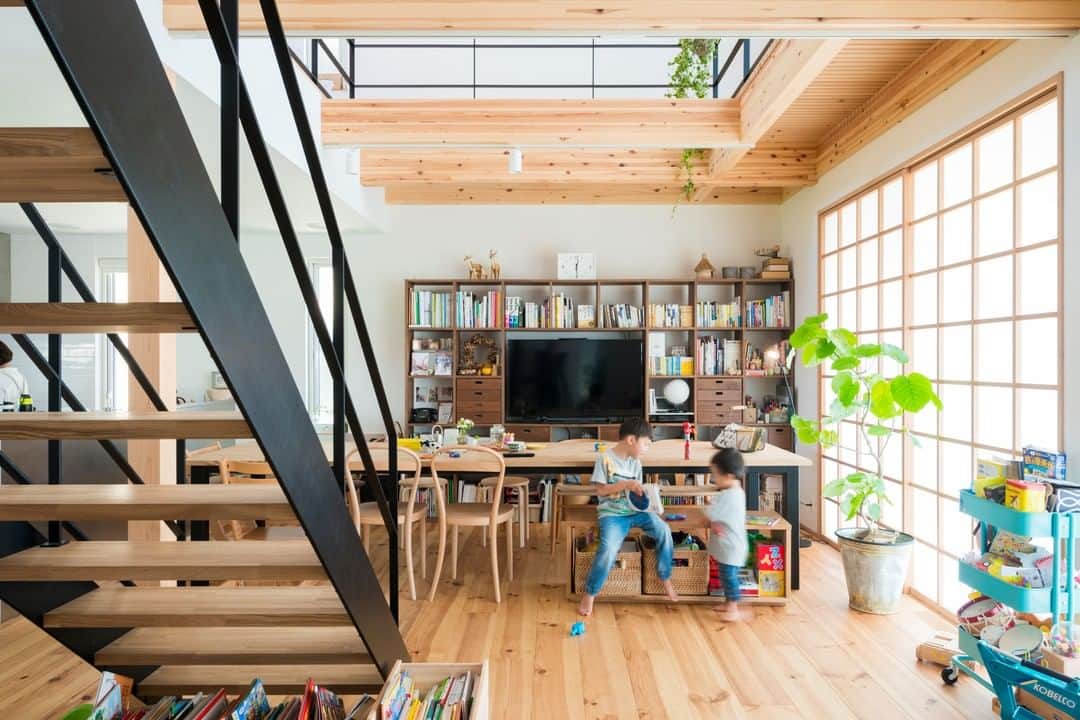 コラボハウス一級建築士事務所さんのインスタグラム写真 - (コラボハウス一級建築士事務所Instagram)「. パッシブデザインとは 自然エネルギーを利用して快適な住まいづくりを 目指す設計手法のこと。 . 壁を極力なくした開放的な間取りは ６畳用エアコン１台で家全体を快適な環境にできます。 . こちらのお家は 12月11日12時よりインスタliveで見学できます。 ぜひ、ご覧下さい！ #パッシブデザイン #省エネ #焼杉 #大空間 #インスタライブ #庭のある暮らし #シンプル #デザイナーズ住宅 #自分らしい暮らし #注文住宅新築 #設計士と直接話せる #設計士とつくる家 #コラボハウス #インテリア #愛媛 #香川 #新築 #マイホーム」12月8日 10時00分 - collabo_house