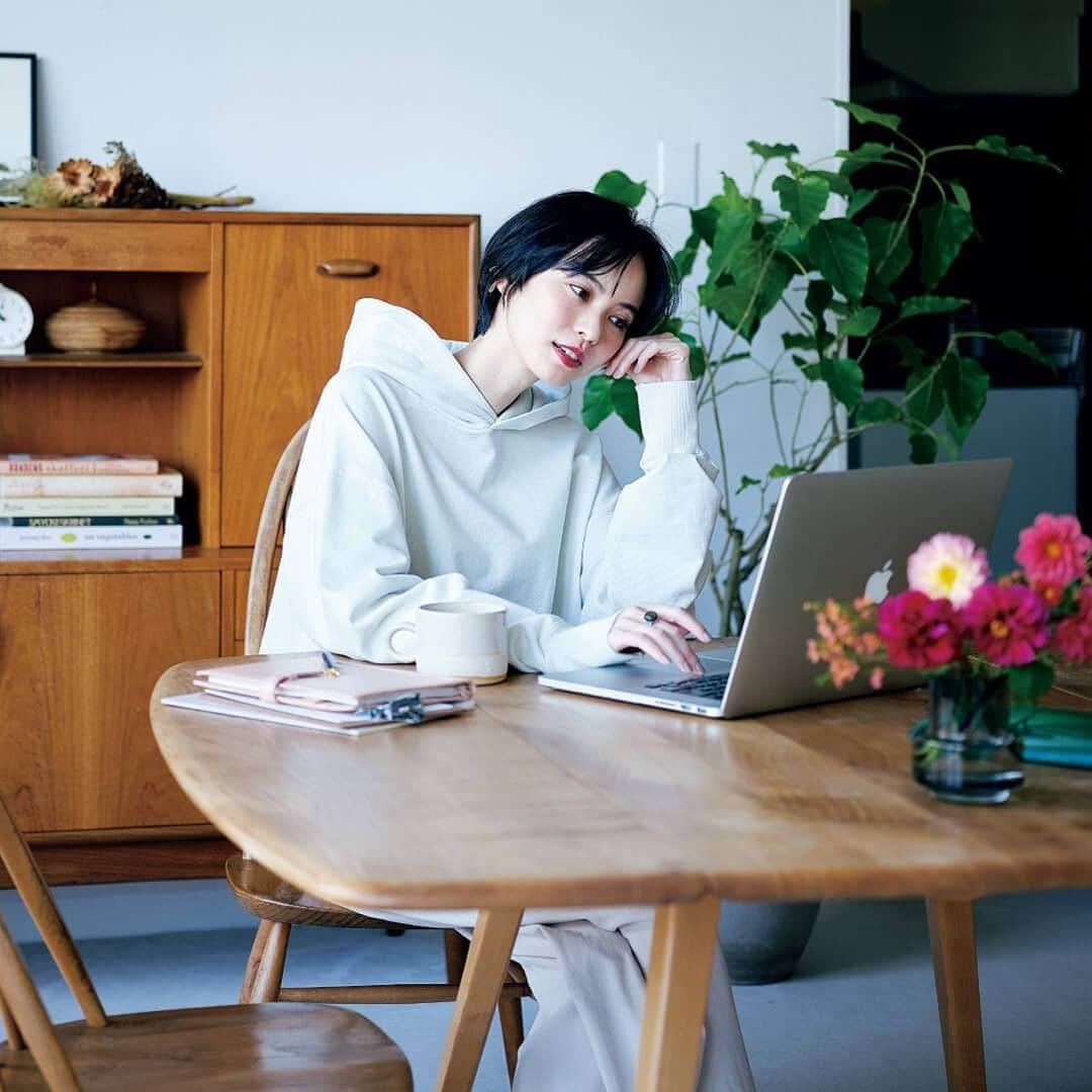 のインスタグラム：「おうちで「上質」を着る時代、せっかくの着心地だから、お手入れが今までと同じじゃもったいない！   選びたい洗剤は、やさしく洗えて、形をキープもできるオシャレ着洗剤「シャレボン」です。  洗濯にこだわりがあるモデルの比留川游さんも、肌ざわりを大切にしたいから、シャレボンは気になる存在。  ワンランク上を選んだフーディ、冬場に頼れるはおりもの、思い切って買ったパジャマを洗ってみて、すっかりお気に入りに！  「洗濯用洗剤は香りも重要。『シャレボン』のナチュラルな香りはほっとします」  “リモート映え”“stayrelax”な、新・こだわりアイテムに「シャレボン」を使ってみてください！  @lavons_insta #ラボン #LAVONS #シャレボン #おうち時間 #オシャレ着洗剤  #洗剤 #リモート映え #stayrelax #おうちファッション #おうちおしゃれ #magazinelee #PR」