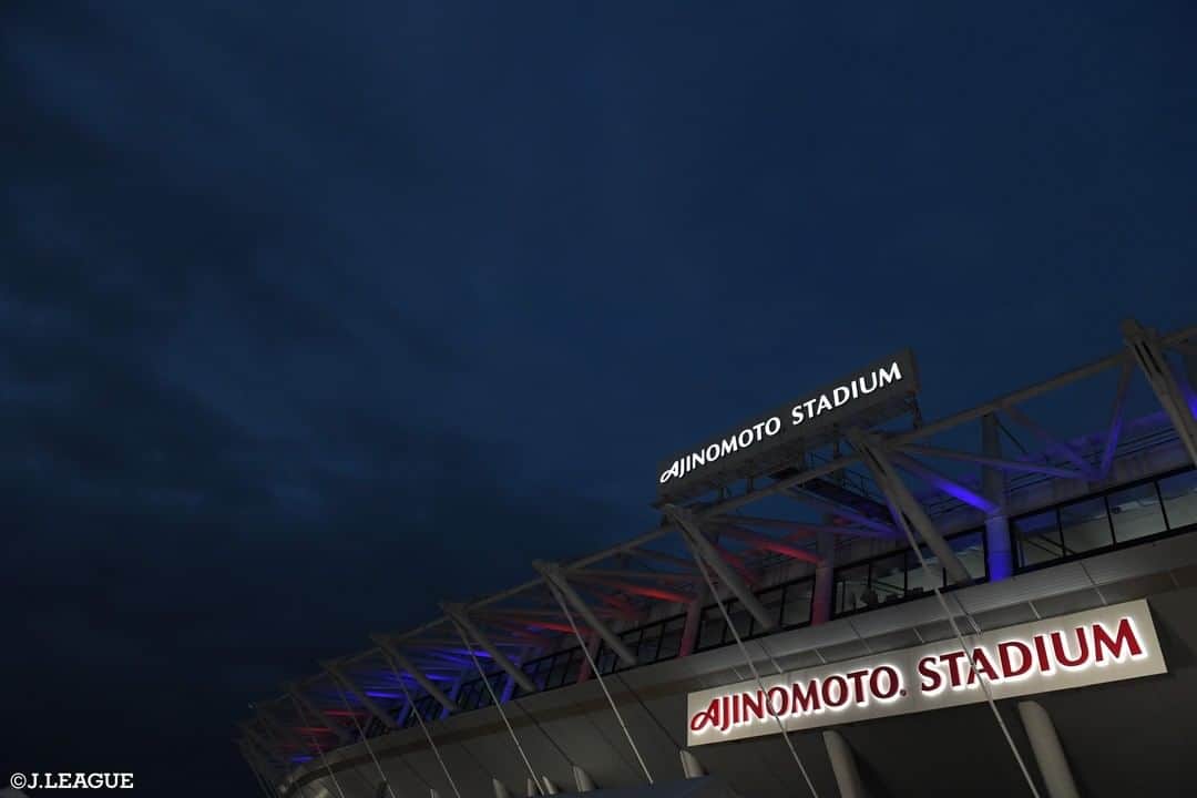 Ｊリーグさんのインスタグラム写真 - (ＪリーグInstagram)「〜スタジアム紹介〜﻿ ﻿ 今回紹介するのは、﻿ #FC東京 の #味の素スタジアム 🔵🔴﻿ ﻿ 約５万人を収容できる味の素スタジアムは、2層式のスタンドを採用し、観客席とフィールドをより近づけています‼️﻿ ﻿ どの座席からも見やすい観戦空間を確保するため、スタンドに柱が無い構造になっており、観客席の４分の３を屋根で覆うことで、雨天でも快適な観戦が可能です👀﻿ ﻿ 最寄駅の京王線飛田給駅は、新宿から約1７分、飛田給駅からは徒歩約5分と利便性も高く、ビジターサポーターも足を運びやすいスタジアムとなっています✨﻿ ﻿ 試合開催時には、広いコンコースや「青赤横丁」などで様々なイベントも開催されています😊﻿ ﻿ 現在、味の素スタジアムでは、「Ｊリーグ 新型コロナウイルス感染症対応ガイドライン」に基づき感染予防対策をしっかりと行なっています😊﻿ ﻿ 味の素スタジアムに行こう‼️﻿ ﻿ ﻿ #Ｊリーグ﻿ #jleague﻿ ﻿ #fctokyo #🔵 #🔴﻿ #スタジアム #sadium #🏟﻿ #東京 #tokyo﻿ #ダレカニミセタイケシキ﻿ #サッカー #soccer﻿ #football #⚽️」12月8日 10時00分 - jleaguejp