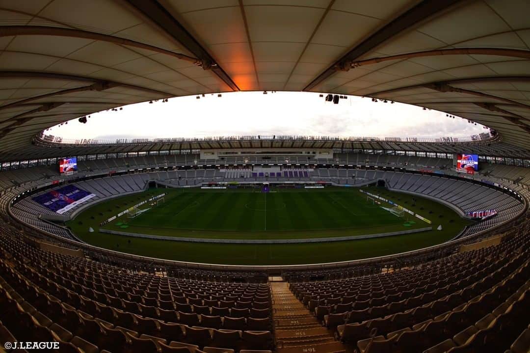 Ｊリーグさんのインスタグラム写真 - (ＪリーグInstagram)「〜スタジアム紹介〜﻿ ﻿ 今回紹介するのは、﻿ #FC東京 の #味の素スタジアム 🔵🔴﻿ ﻿ 約５万人を収容できる味の素スタジアムは、2層式のスタンドを採用し、観客席とフィールドをより近づけています‼️﻿ ﻿ どの座席からも見やすい観戦空間を確保するため、スタンドに柱が無い構造になっており、観客席の４分の３を屋根で覆うことで、雨天でも快適な観戦が可能です👀﻿ ﻿ 最寄駅の京王線飛田給駅は、新宿から約1７分、飛田給駅からは徒歩約5分と利便性も高く、ビジターサポーターも足を運びやすいスタジアムとなっています✨﻿ ﻿ 試合開催時には、広いコンコースや「青赤横丁」などで様々なイベントも開催されています😊﻿ ﻿ 現在、味の素スタジアムでは、「Ｊリーグ 新型コロナウイルス感染症対応ガイドライン」に基づき感染予防対策をしっかりと行なっています😊﻿ ﻿ 味の素スタジアムに行こう‼️﻿ ﻿ ﻿ #Ｊリーグ﻿ #jleague﻿ ﻿ #fctokyo #🔵 #🔴﻿ #スタジアム #sadium #🏟﻿ #東京 #tokyo﻿ #ダレカニミセタイケシキ﻿ #サッカー #soccer﻿ #football #⚽️」12月8日 10時00分 - jleaguejp