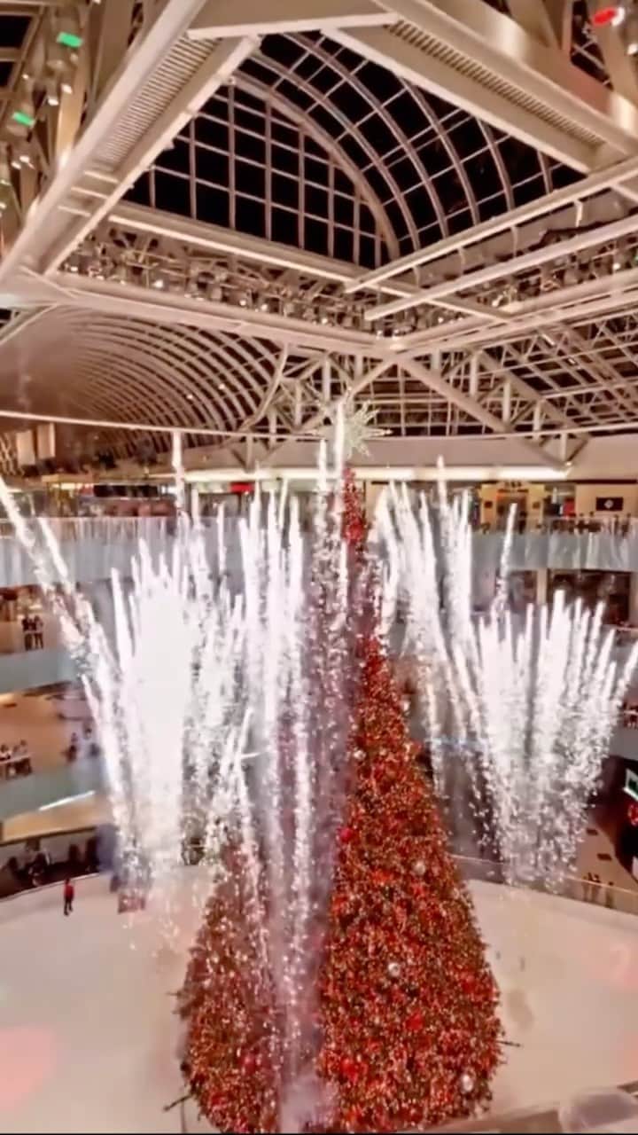 長洲未来のインスタグラム：「Ok, fireworks on the ice is pretty darn cool, so I’m excited to share what it looked like. 🎆  Peep my reaction when the firework kept going way after the rest of them had gone out. 😂   HUGE THANK YOU TO THE @galleriadallas for holding a covid-safe show.   📸: @galleriadallas @amber」