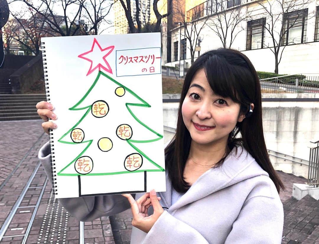 多胡安那のインスタグラム：「きのう、久しぶりにイラスト天気やりました。 #気象予報士 #TBSテレビ #tbsnews  #クリスマスツリーの日 #オーナメントは乾燥デザイン #天気予報は常に外でやりたい派 #寒いのはいくらでも平気」