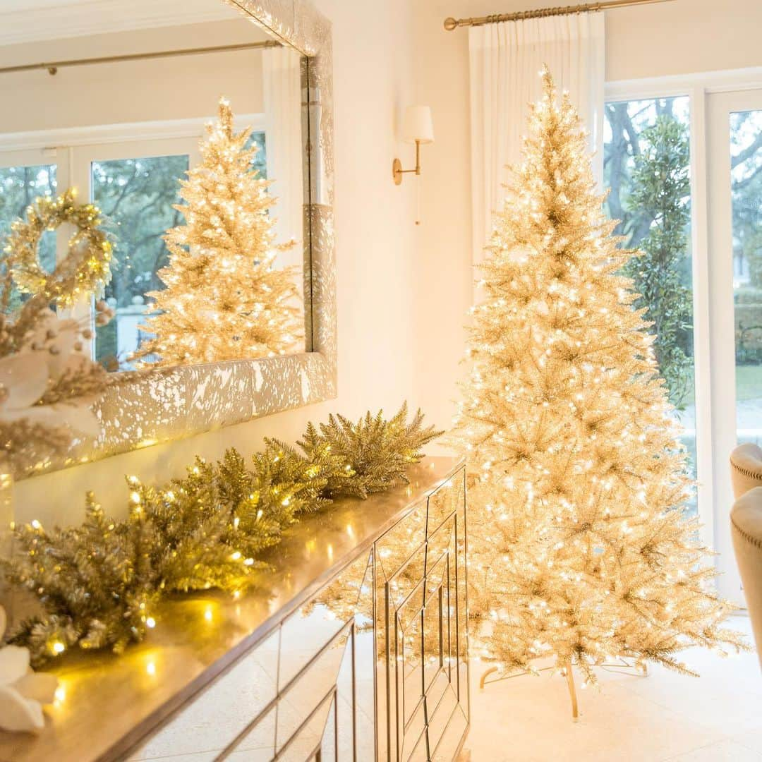 マーサ・スチュワートさんのインスタグラム写真 - (マーサ・スチュワートInstagram)「@fashionablehostess transformed her home into a winter wonderland using @marthastewart48’s collection of Christmas trees, wreaths, and garlands from @wayfair. Visit the link in bio to shop! 👆🏼」12月8日 10時02分 - marthastewart