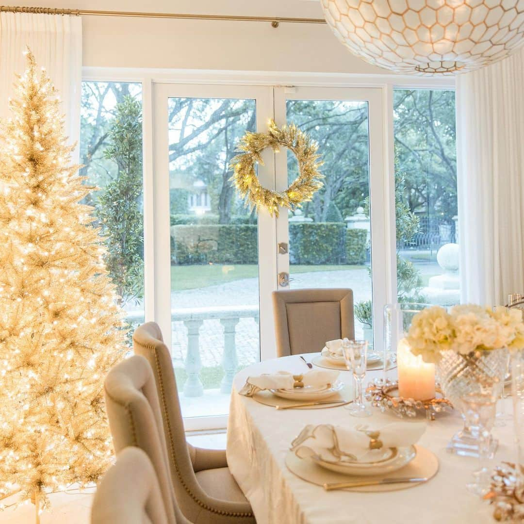 マーサ・スチュワートさんのインスタグラム写真 - (マーサ・スチュワートInstagram)「@fashionablehostess transformed her home into a winter wonderland using @marthastewart48’s collection of Christmas trees, wreaths, and garlands from @wayfair. Visit the link in bio to shop! 👆🏼」12月8日 10時02分 - marthastewart