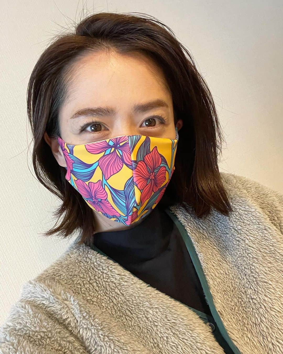 久保順子のインスタグラム：「やっと活躍‼️半年以上前に買ったド派手マスク🤣生地が分厚くて、夏場は暑くて着けられなかったのですが😅冬になり🎄暖かいので、重宝してます❣️ #マスク生活を楽しもう  #冬の自転車が寒すぎる問題  #冬の自転車対策」