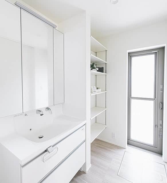 のインスタグラム：「💙 【水まわり特集】  💡Washroom 安佐南区山本新町 N.STYLE  【モデルハウス見学予約受付中🏠】 土日祝はもちろん平日でも色々なスタイルのモデルハウスをご見学いただけます😊🎈  場所:安佐南区山本新町（春日野）  イベント情報はこちら▼ @nishimoto_house ⇧プロフィールのURLよりご覧いただけます👀  #西本ハウス #広島県 #工務店 #ZEROCUBE #ゼロキューブ #グッドデザイン賞 #1000万円からはじめる家づくり #子育て世代の家  #子育て世代の家づくり #デザイン住宅  #デザイナーズ住宅 #新築一戸建て #マイホーム #新築マイホーム #注文住宅 #規格住宅 #家づくり #暮らしを楽しむ #セミオーダー住宅 #セミオーダー #セミオーダーハウス #広島建売 #建売 #分譲住宅 #分譲中 #広島分譲住宅」
