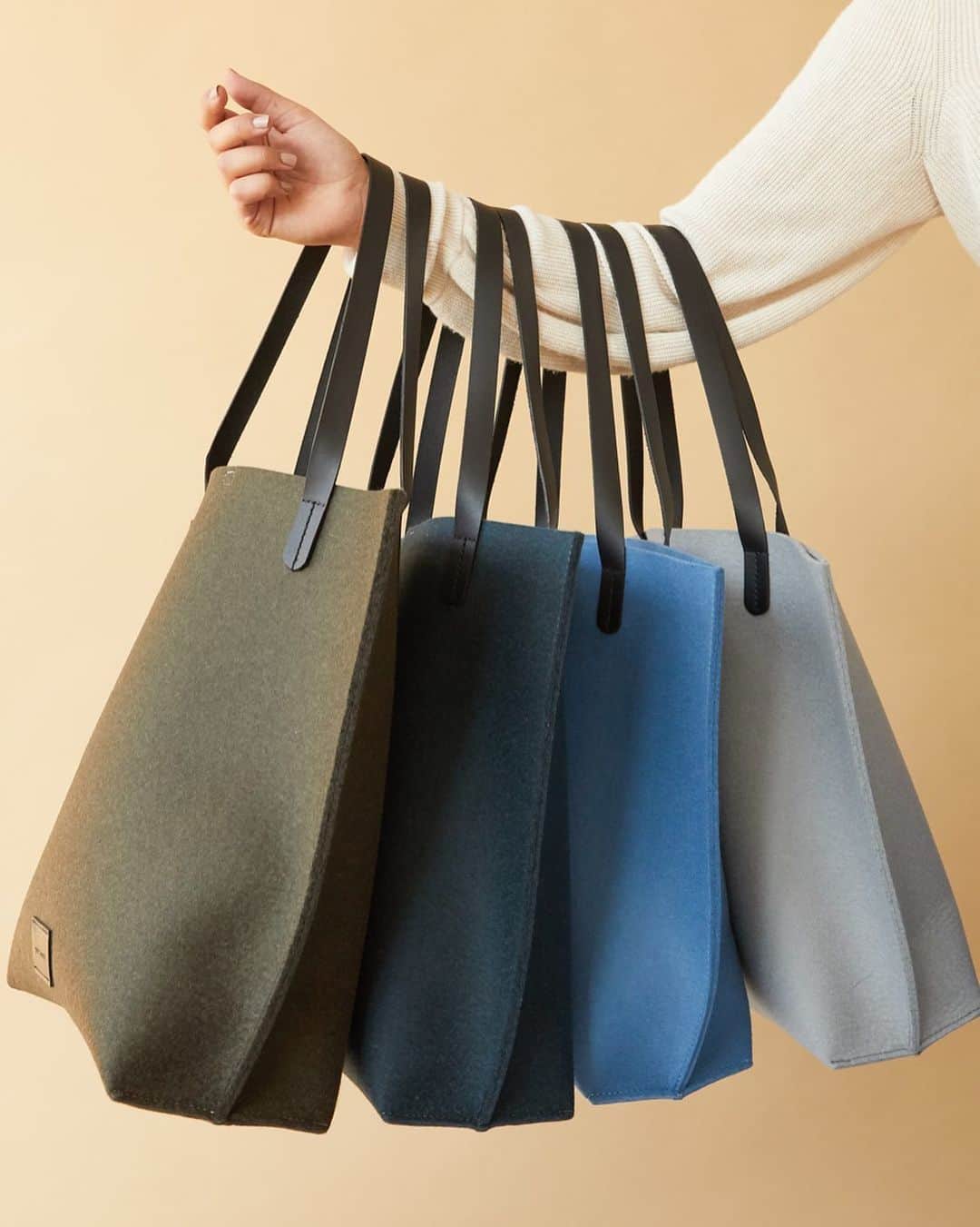 のインスタグラム：「Happy Hanadays! Now through this Sunday, December 13th, you can get a Limited Edition Hana Tote in these exclusive colors (and four others not pictured). Did we mention these are also 50% off their regular price? We have very limited quantities - three colors have already sold out! - so shop while you can 🤞And don’t forget, add gift wrap to your cart for $5 and send an extra one off to a loved one ❤️」