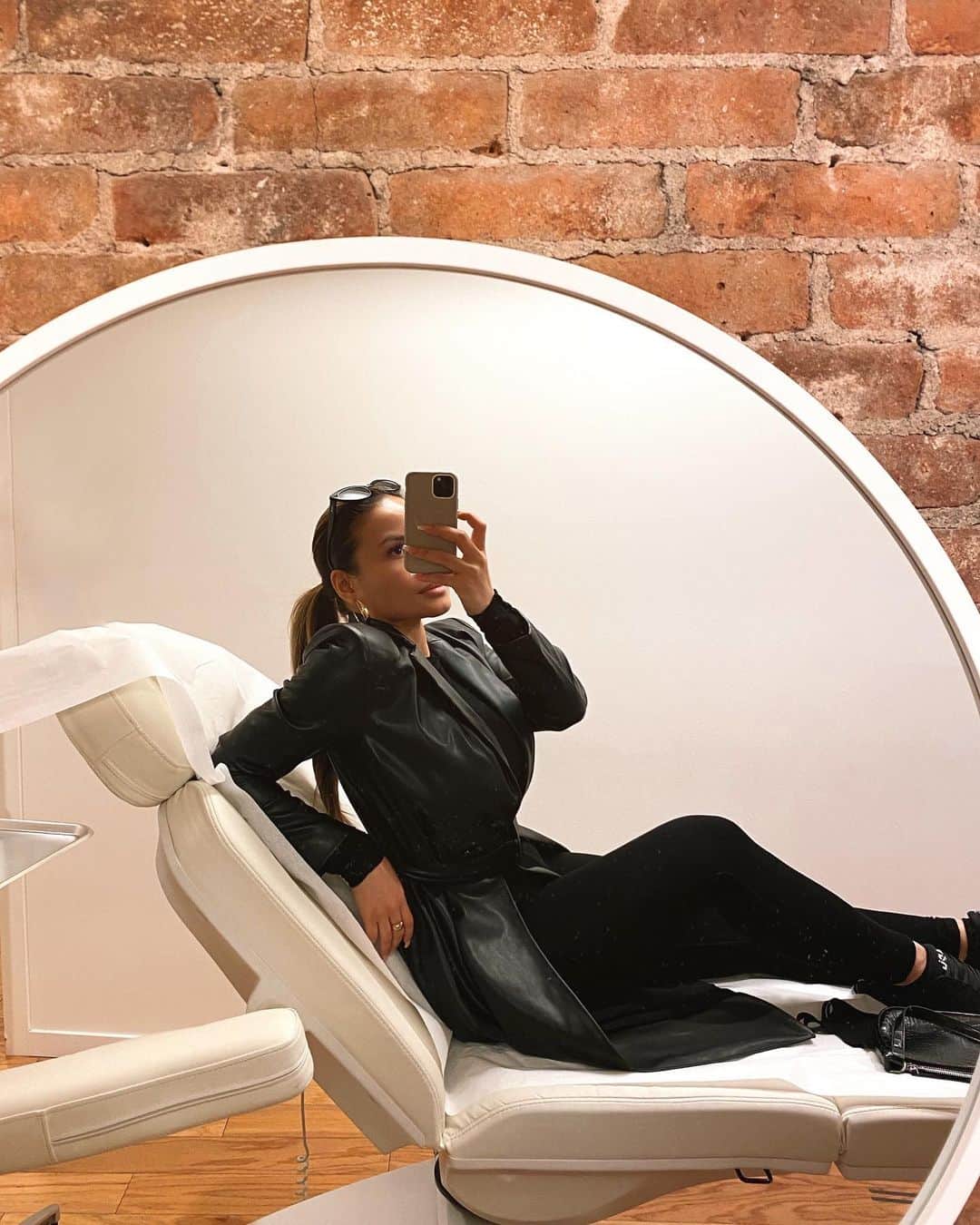 ダフネ・ジョイのインスタグラム：「Be my Paradise 🖤 Thank youuuu @beautyfixmedspa @alla_rn_beautyfix for making me feel my best ! 🖤」
