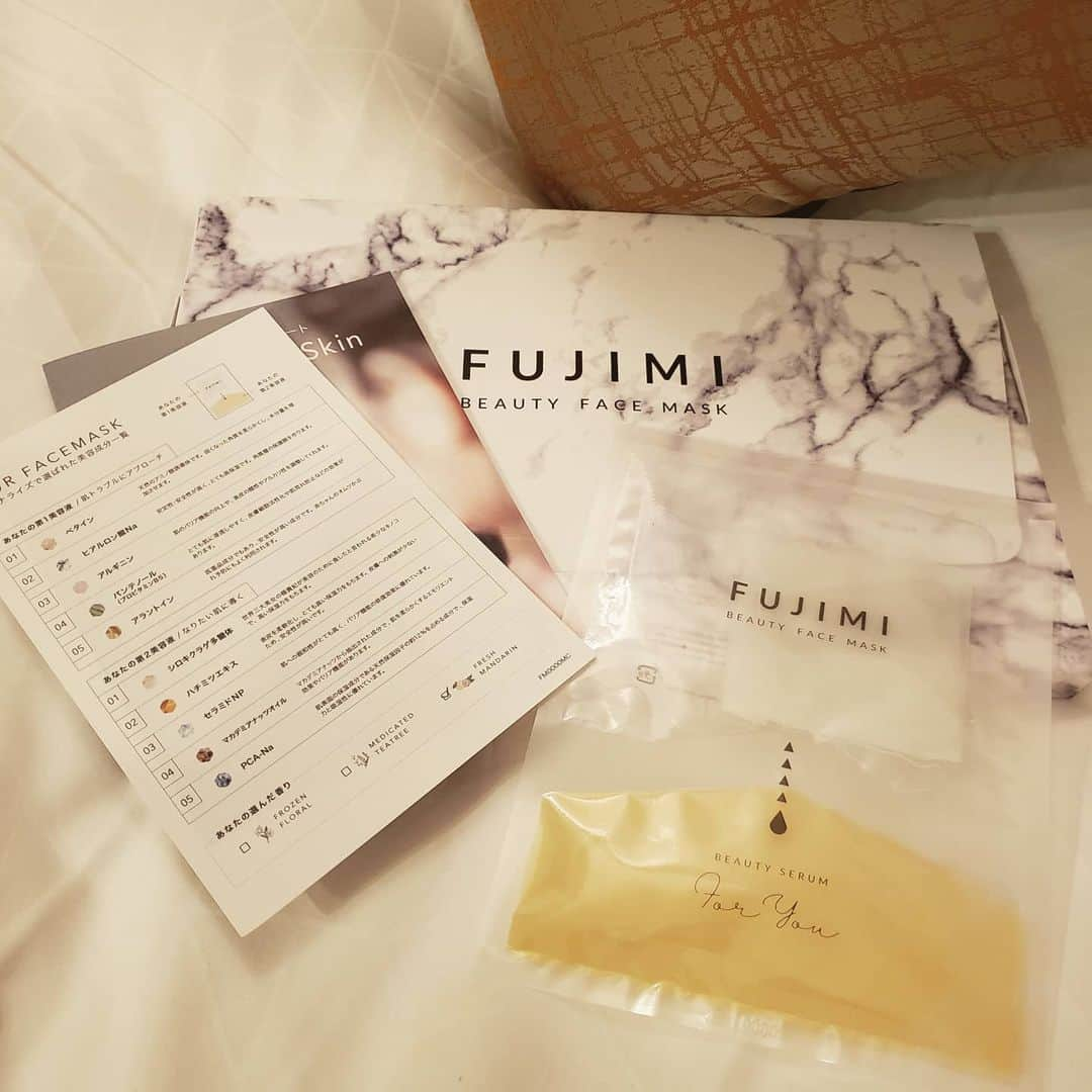 小澤美奈瀬さんのインスタグラム写真 - (小澤美奈瀬Instagram)「FUJIMIのフェイスマスク💕使いはじめて3ヶ月目になりました😊🌸 いつも撮影前に使うのですがお肌がぷるぷるに潤うのでスペシャルケアに重宝しています😊✨約20の診断でパーソナライズされた成分をお肌に入れるので今のお悩みにしっかりフォーカスできて嬉しいです😊たっぷり入っているので余った美容液で全身もケアできちゃいます😍💕 敏感肌や肌荒れをしている状態でも使えるのっていいですよね😊⭐ * #パーソナライズマスク  #FUJIMI  #フェイスマスク  #美容 #美容液 #パック  #ぷるぷる #潤い」12月8日 10時13分 - i_am_minase