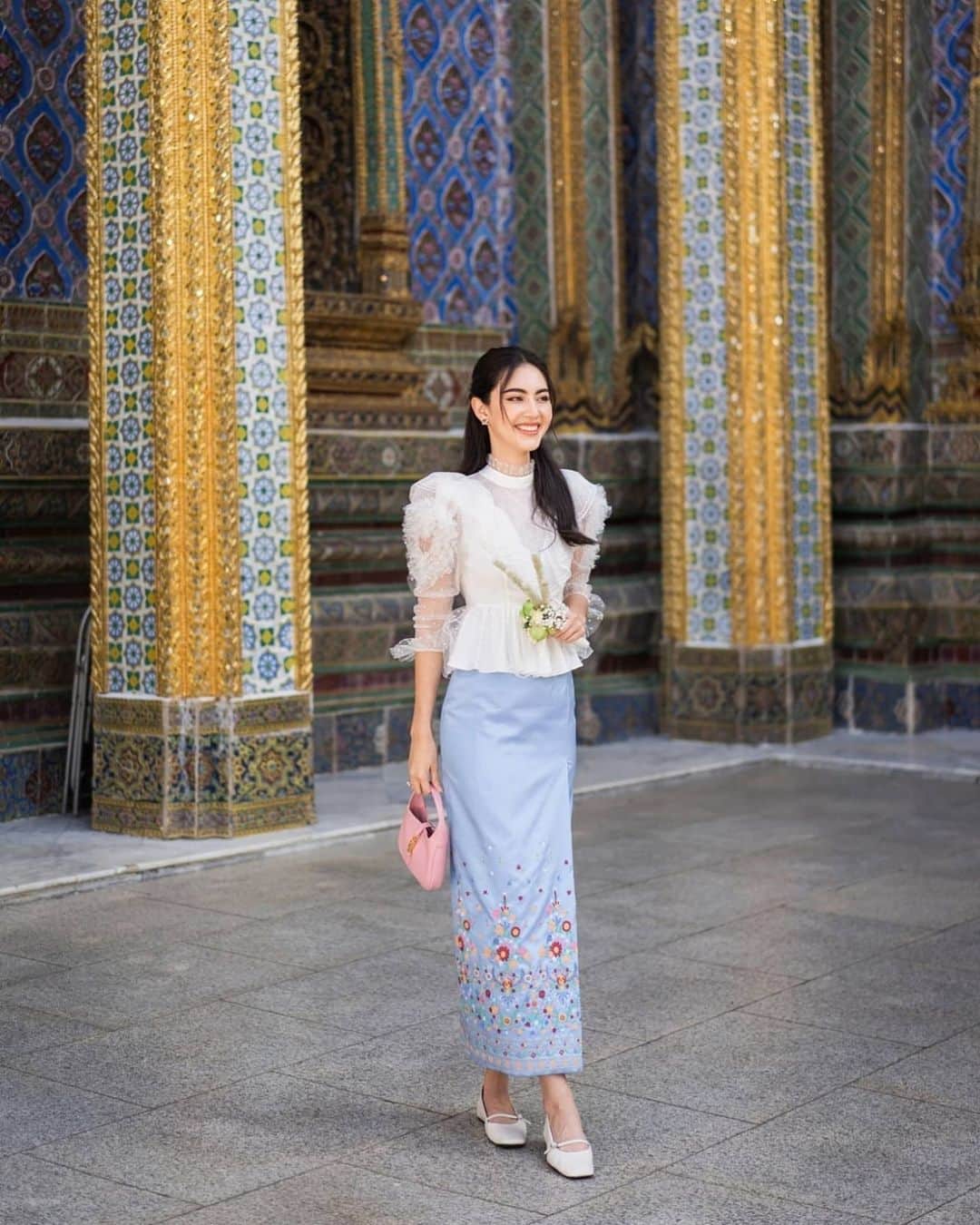 マイ・ダーウィカーのインスタグラム：「🙏🏻☁️✨ #ดาวินักท่องเที่ยว」