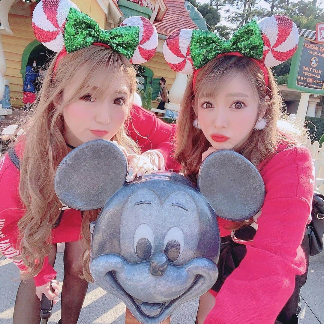 のインスタグラム：「ディズニーの映えスポットと言えば　トゥーンタウンにあるミッキーの家の前にあるこれ❤️🎄✨  そして「4枚目の動画」はあいちが作ってくれたの🥺💓 まぢすごくて可愛えぇ💓🤤 あいちてんきゅー❤️❤️❤️ またいこー💕🎄🏰✨  そしてディズニー投稿に付き合てくださった皆さん ありがとう😍🎄✨  #ディズニー #ディズニーコーデ #クリスマスディズニー#ディズニーオソロ #ママ#BD#🎂#🏰#🎄#ママ」