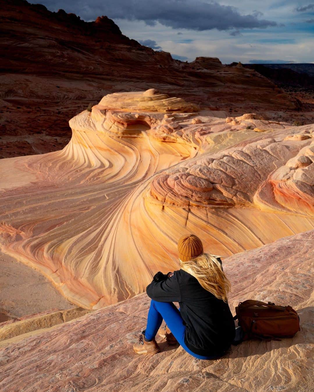 Travis Burkeさんのインスタグラム写真 - (Travis BurkeInstagram)「Finding dinosaur footprints and swirling landscapes in the desert with @brandon_dugi & @gypsealaysea 😍🌀🏜🦖.」12月8日 10時20分 - travisburkephotography