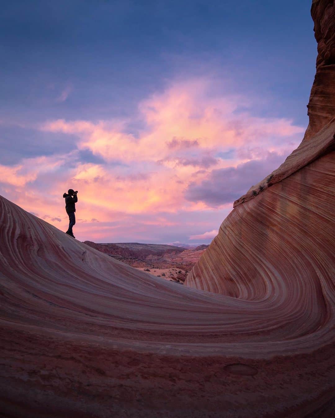 Travis Burkeさんのインスタグラム写真 - (Travis BurkeInstagram)「Finding dinosaur footprints and swirling landscapes in the desert with @brandon_dugi & @gypsealaysea 😍🌀🏜🦖.」12月8日 10時20分 - travisburkephotography
