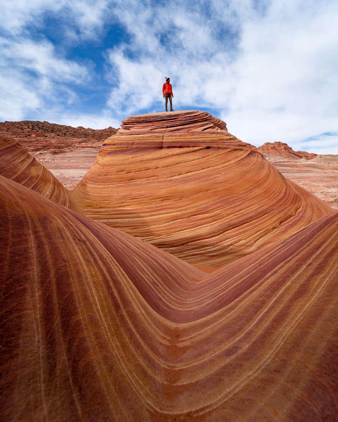 Travis Burkeのインスタグラム：「Finding dinosaur footprints and swirling landscapes in the desert with @brandon_dugi & @gypsealaysea 😍🌀🏜🦖.」